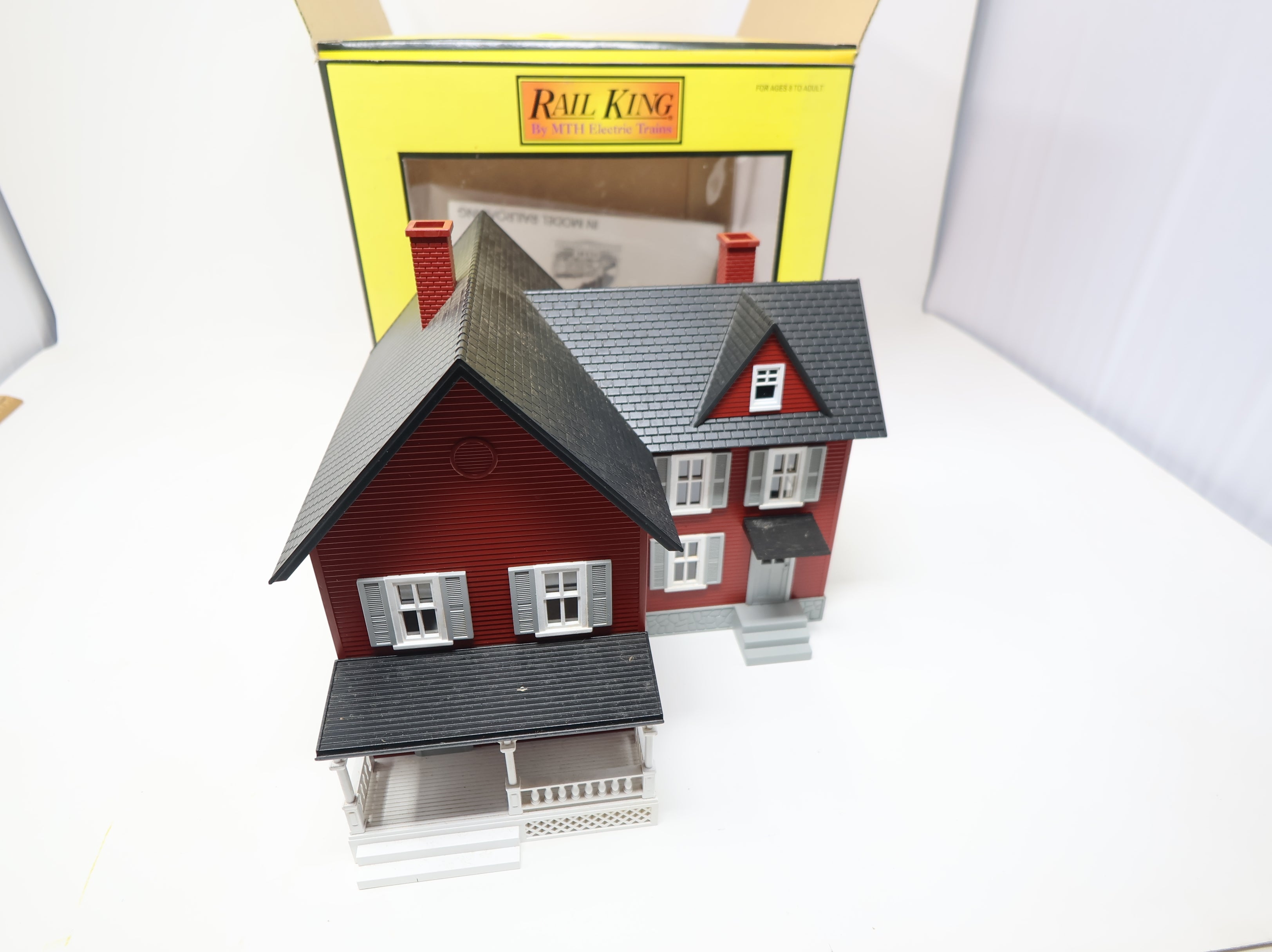 USED MTH Rail King 30-9016 O Farm House, Red w/ Gray Shutters