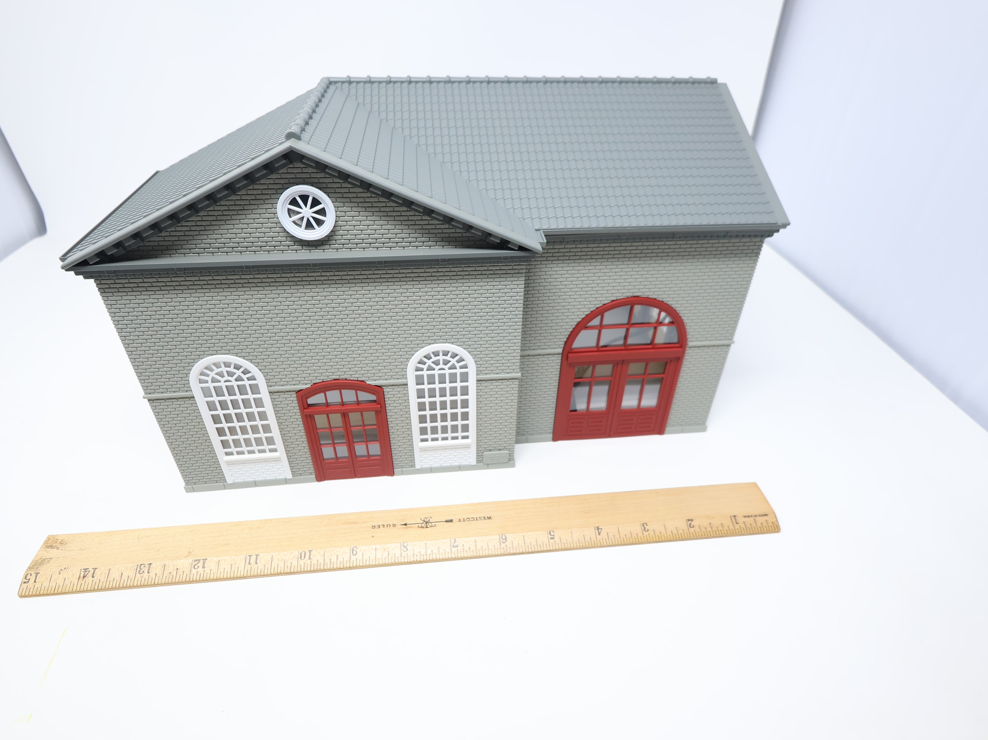 USED MTH Rail King 30-90007 O Public Works Building - Gray & White