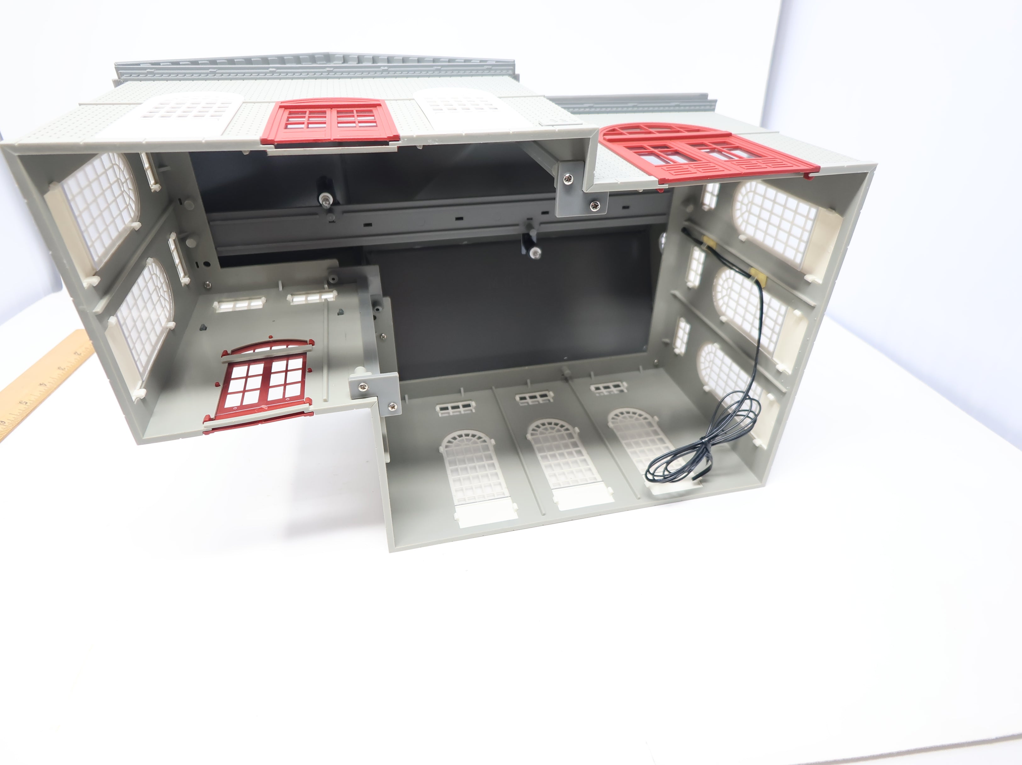 USED MTH Rail King 30-90007 O Public Works Building - Gray & White