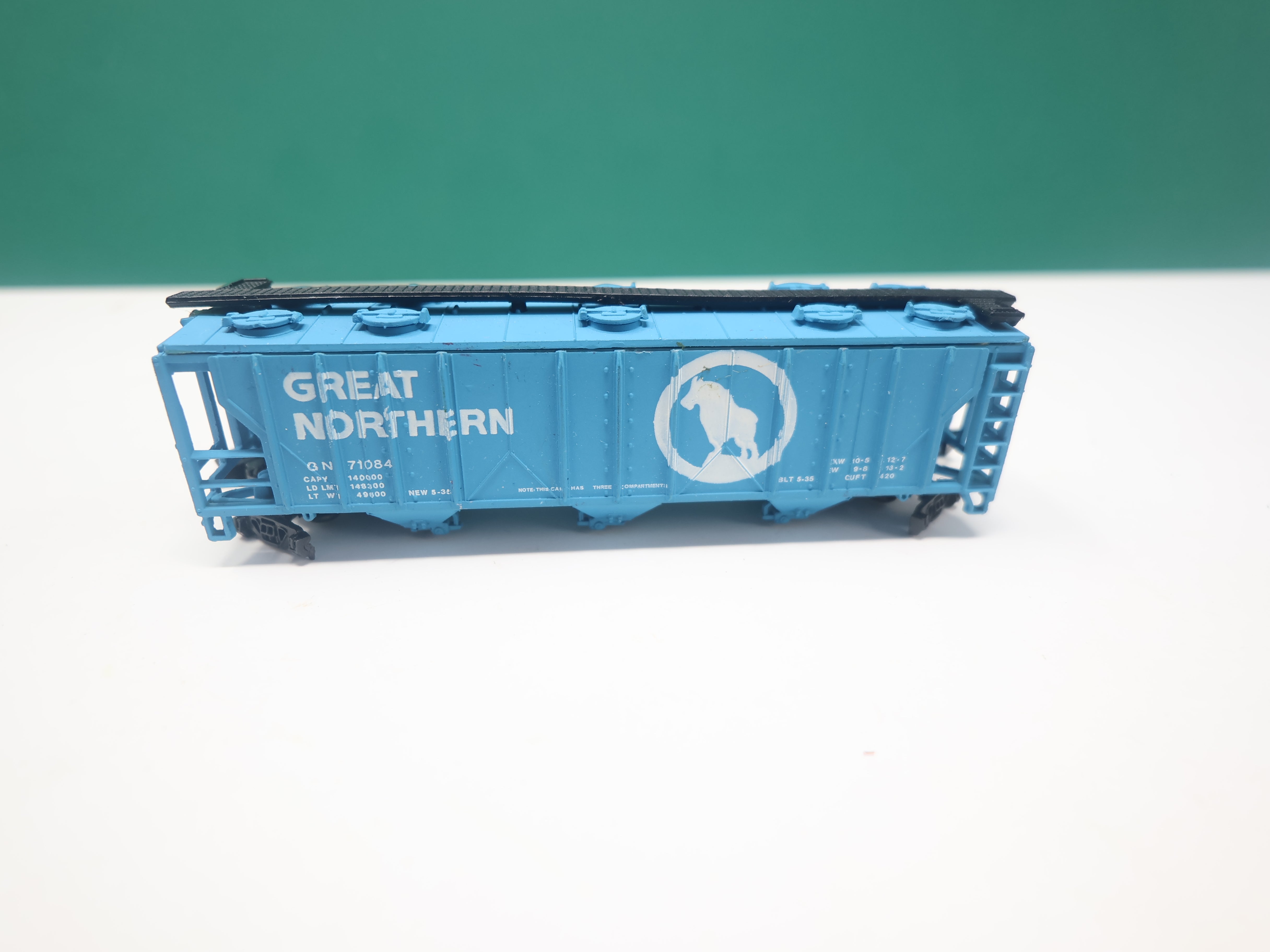 USED Bachmann N Scale, 3 Bay Hopper, Great Northern GN #71084, No Wheels