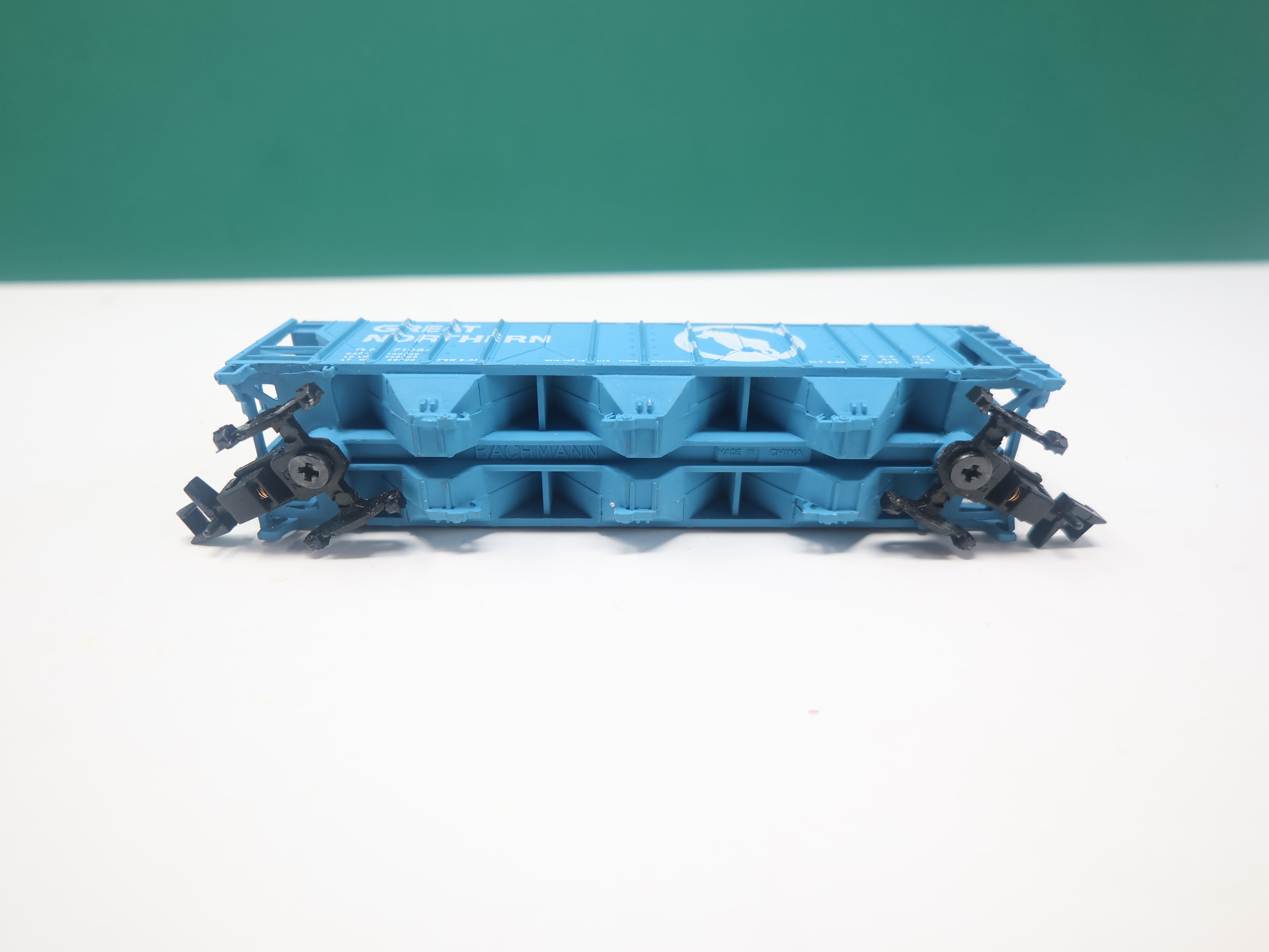 USED Bachmann N Scale, 3 Bay Hopper, Great Northern GN #71084, No Wheels