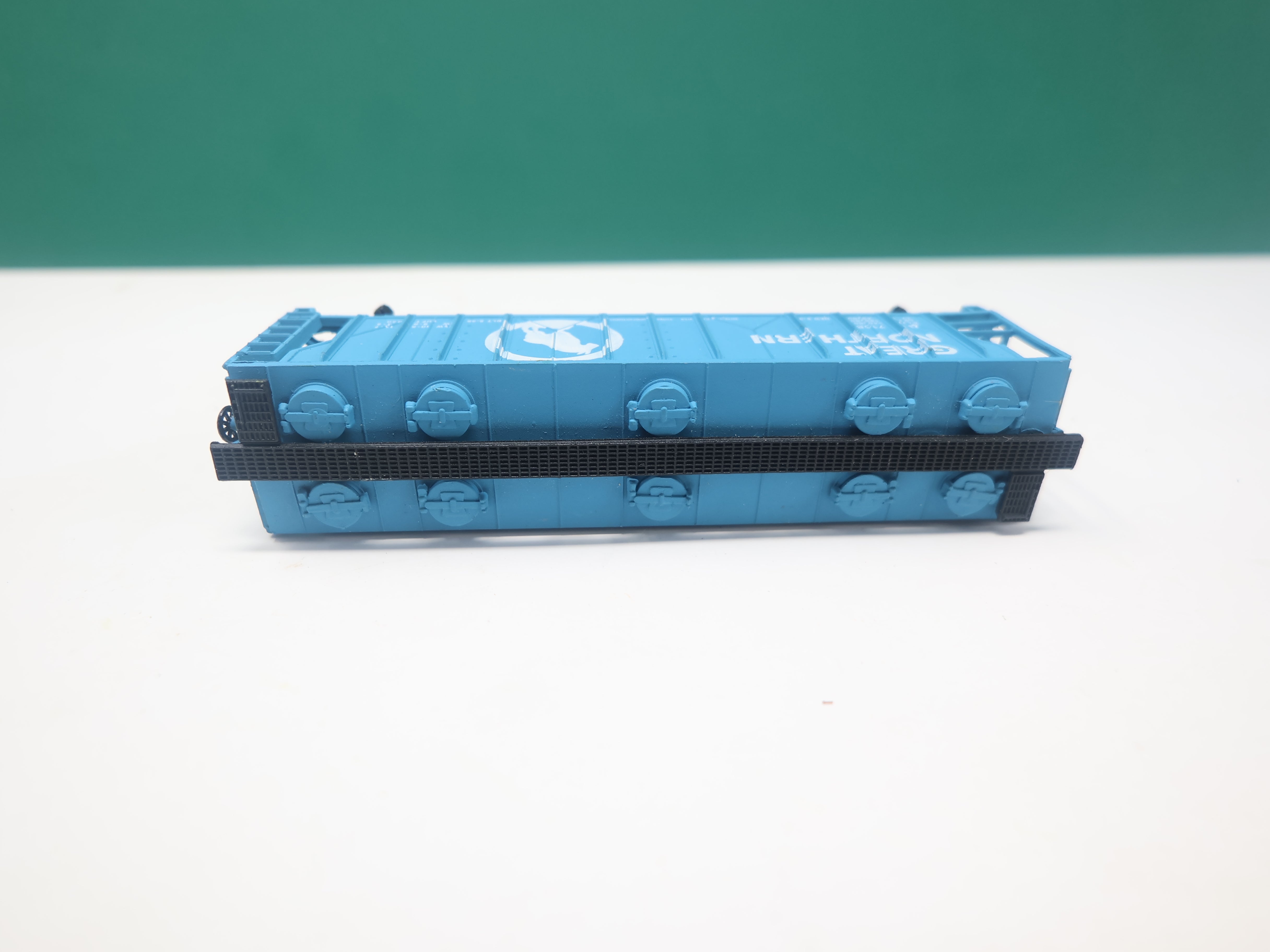 USED Bachmann N Scale, 3 Bay Hopper, Great Northern GN #71084, No Wheels