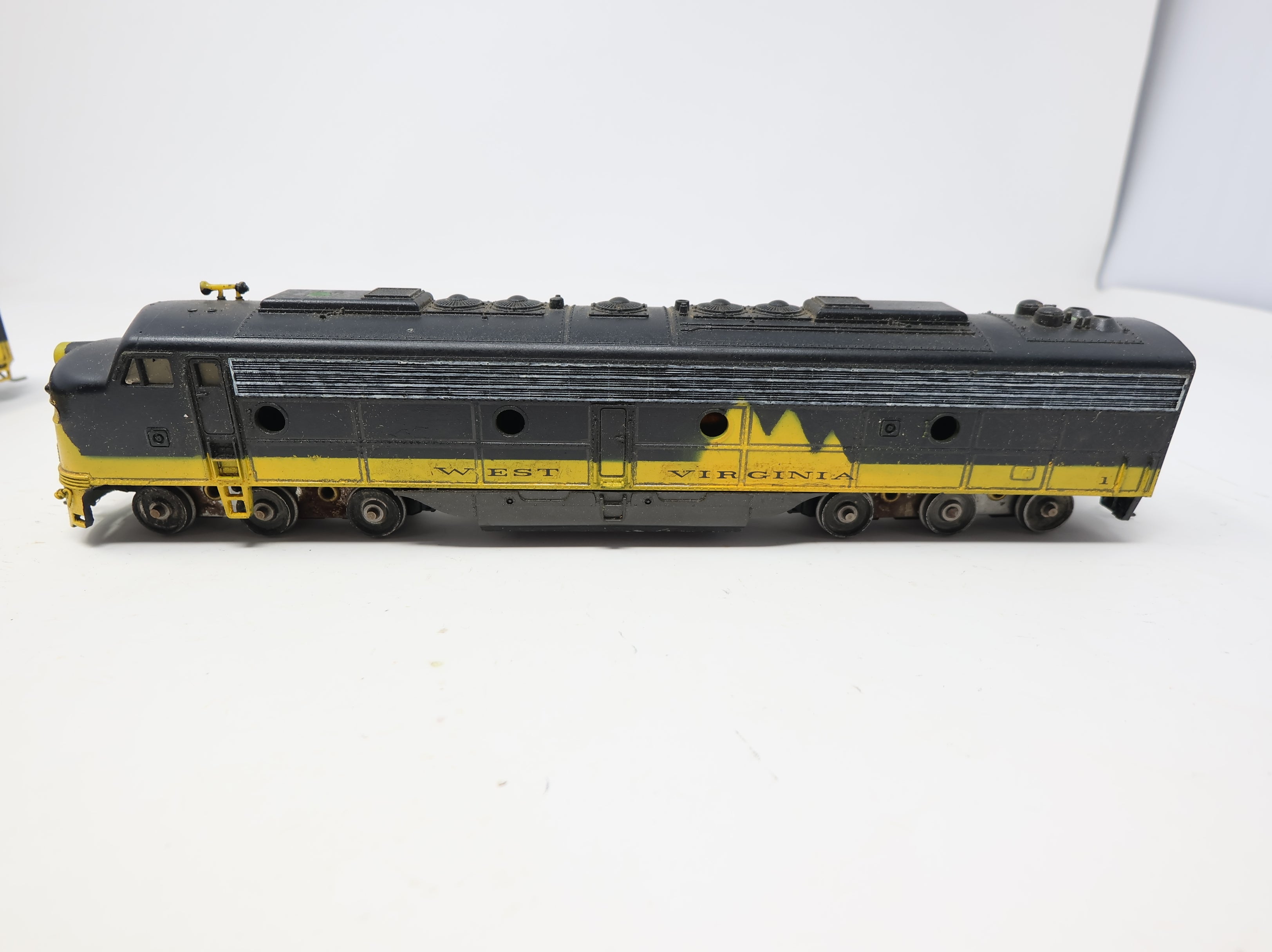 USED Athearn HO Scale Diesel Locomotive AB Pair West Virginia #1 Decal DC (2 pcs)