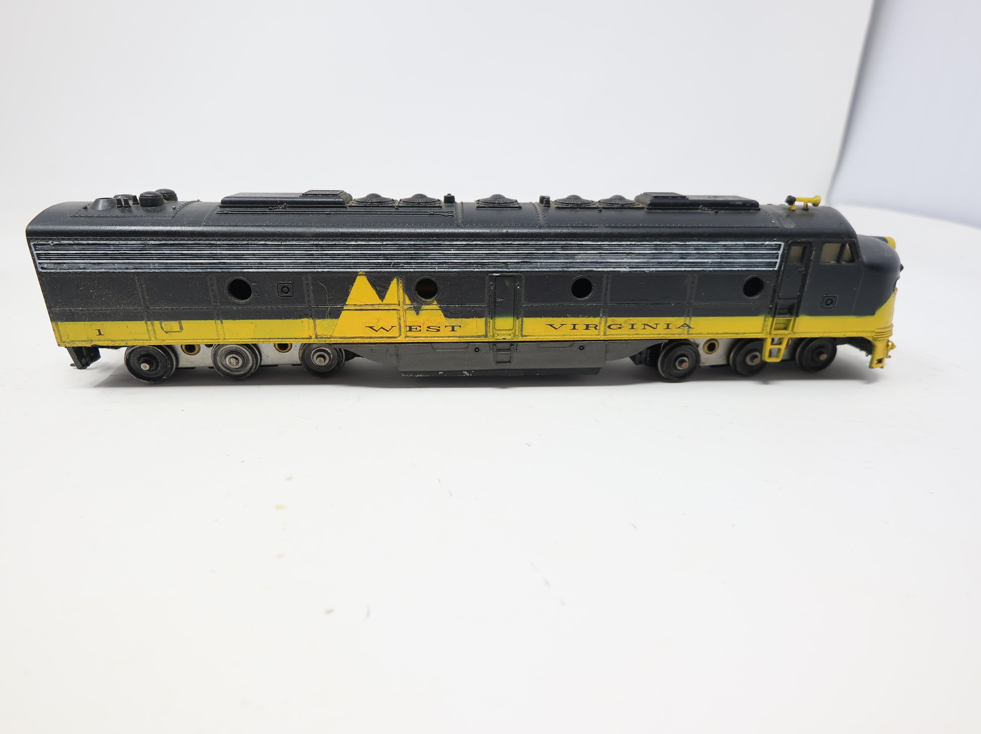 USED Athearn HO Scale Diesel Locomotive AB Pair West Virginia #1 Decal DC (2 pcs)