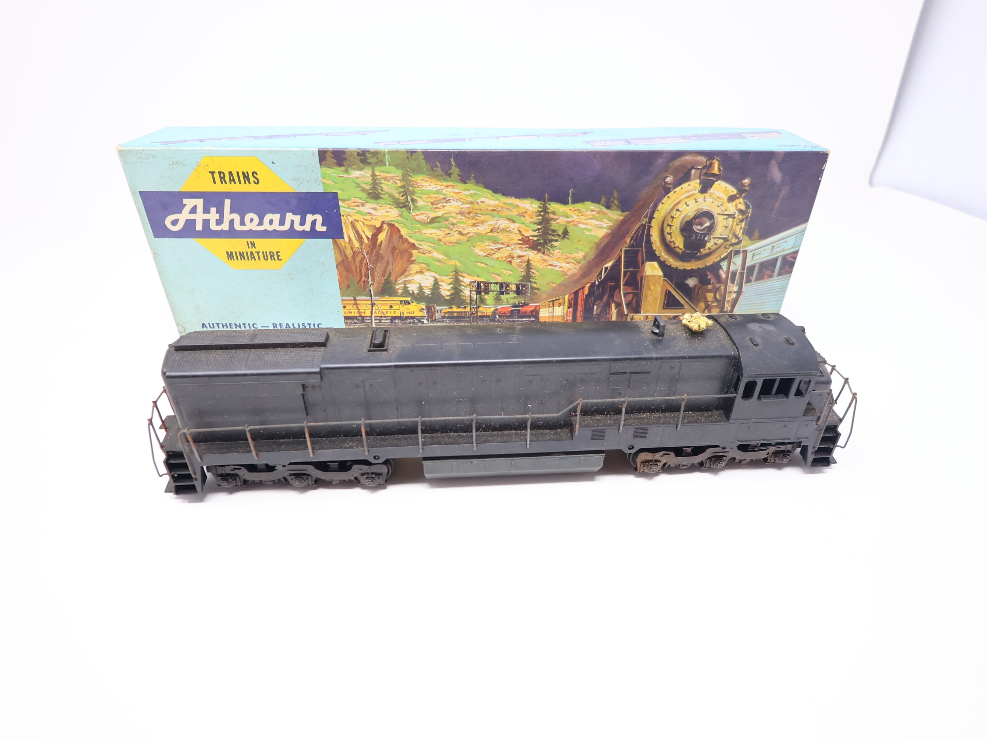 USED Athearn 3420 HO Scale U28C 12-Wheel Diesel Locomotive Undecorated Parts/Repairs DC