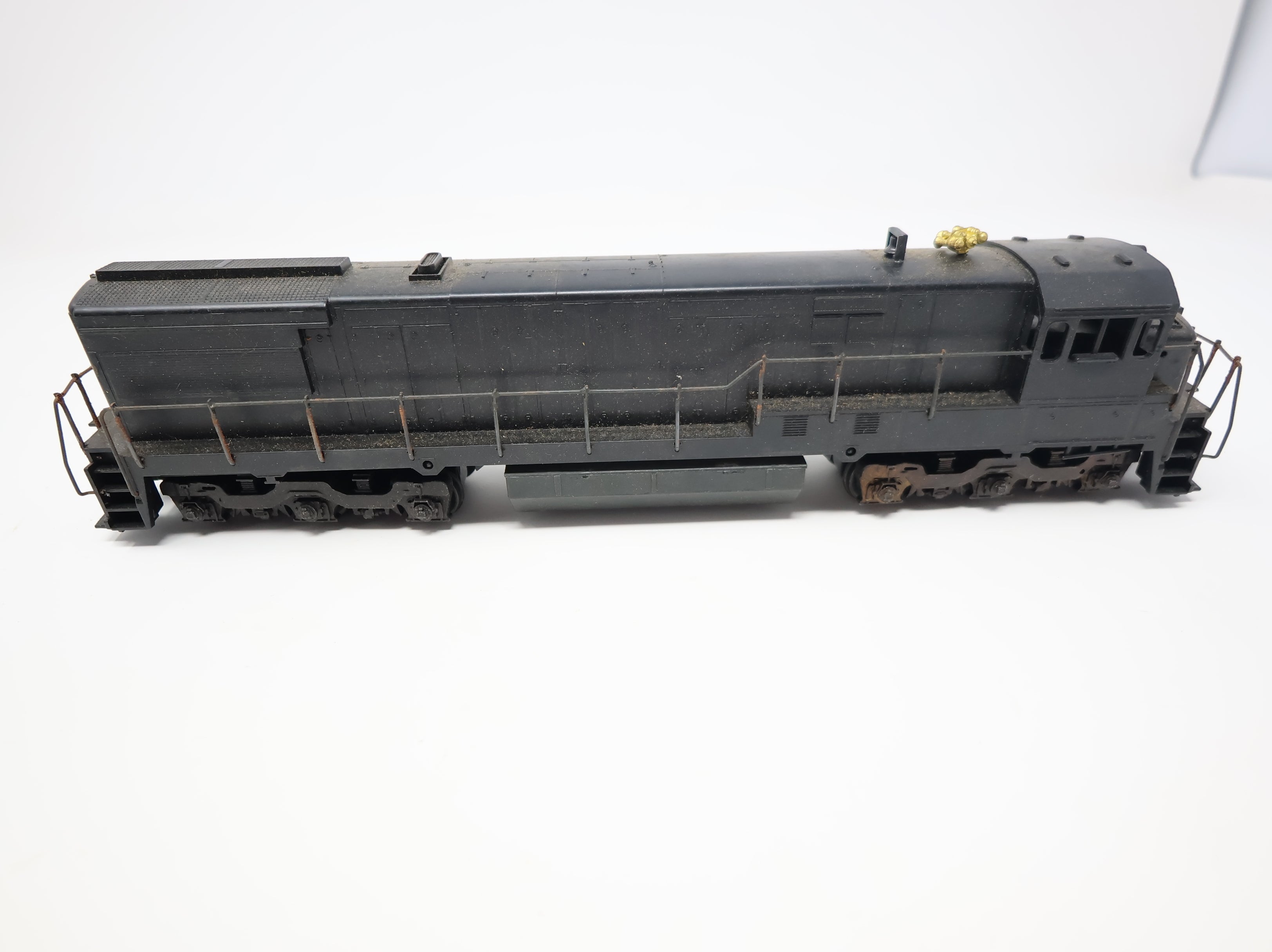 USED Athearn 3420 HO Scale U28C 12-Wheel Diesel Locomotive Undecorated Parts/Repairs DC