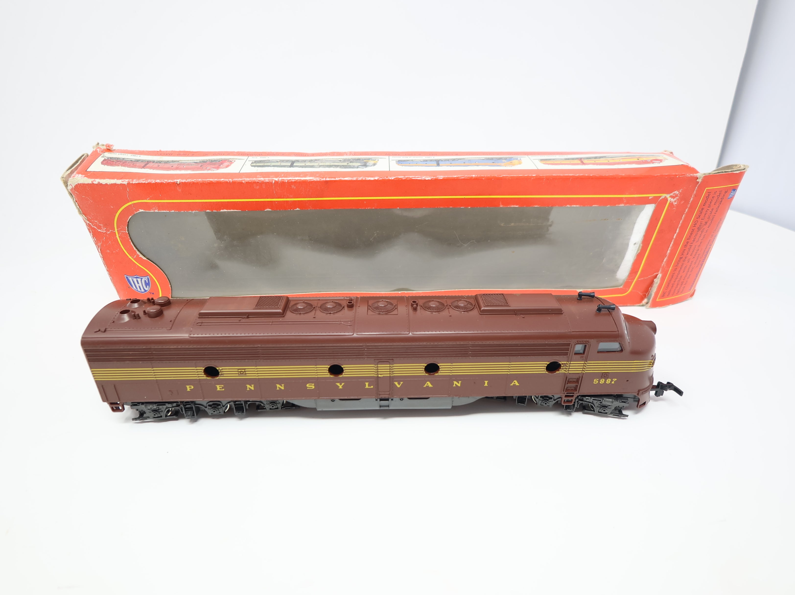 USED IHC HO Scale E-8A Diesel Locomotive Pennsylvania #5887 DC