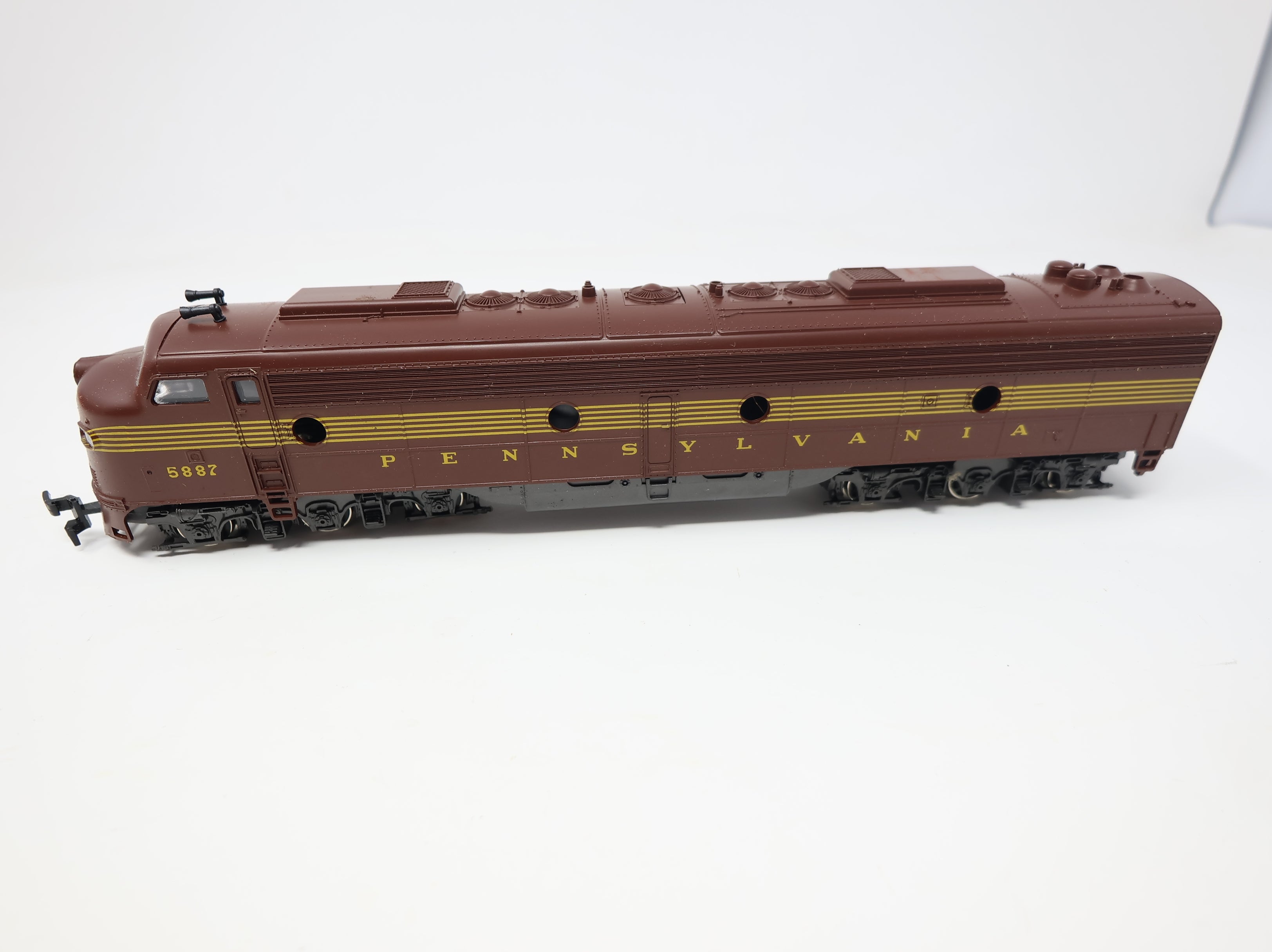 USED IHC HO Scale E-8A Diesel Locomotive Pennsylvania #5887 DC