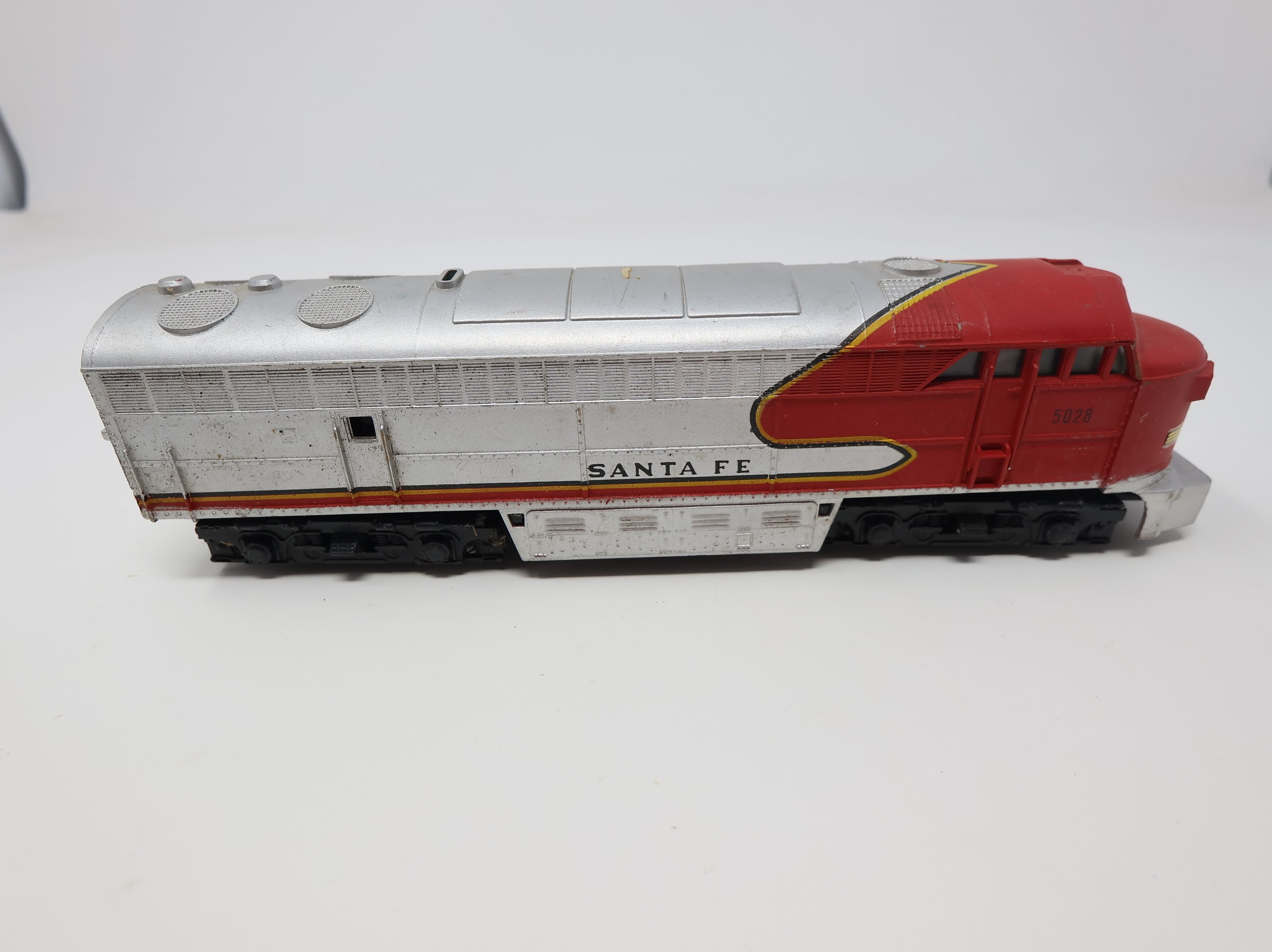 USED AHM HO Scale C-Liner Diesel Locomotive Santa Fe #5028 Parts/Repairs DC