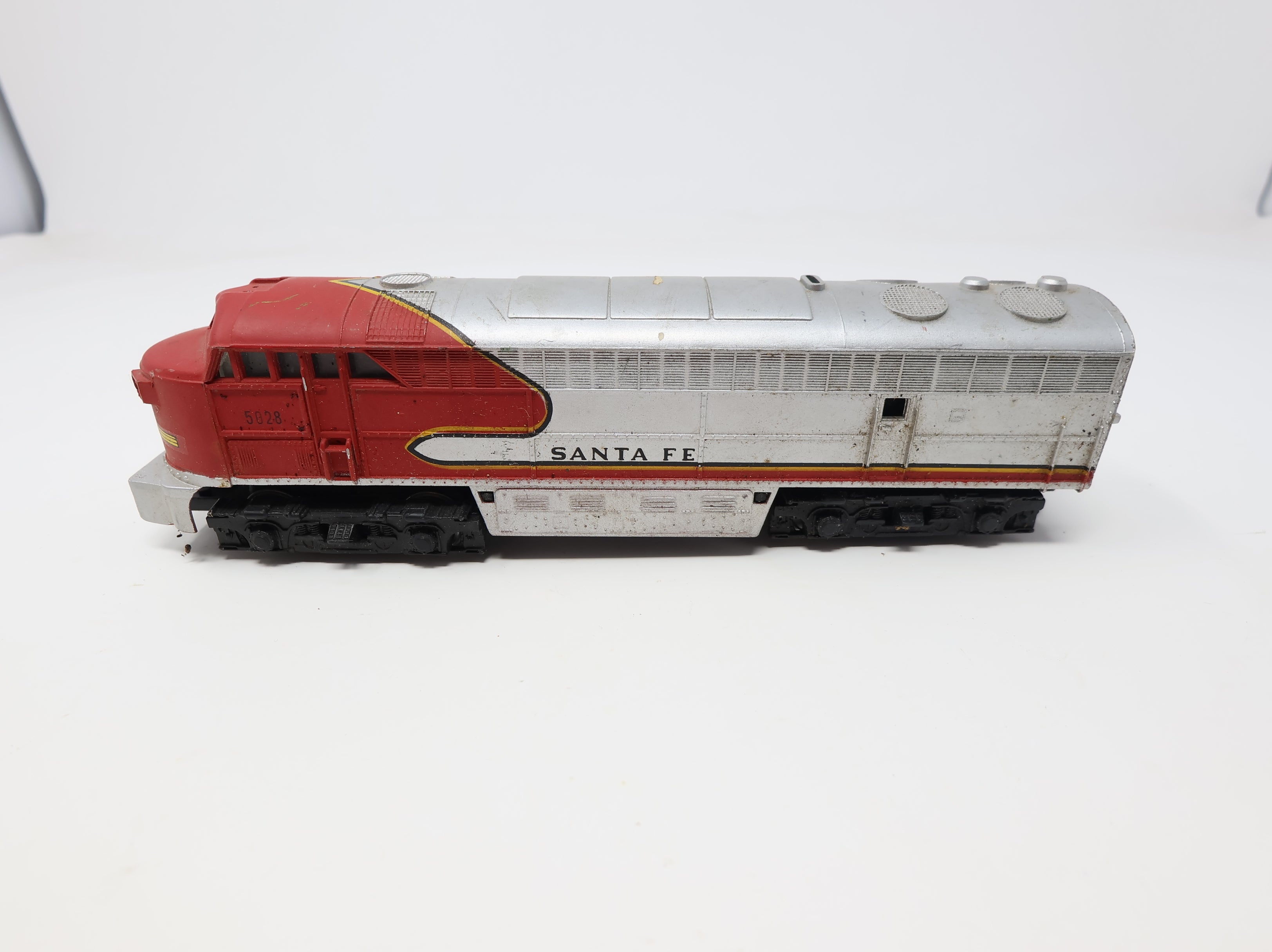 USED AHM HO Scale C-Liner Diesel Locomotive Santa Fe #5028 Parts/Repairs DC