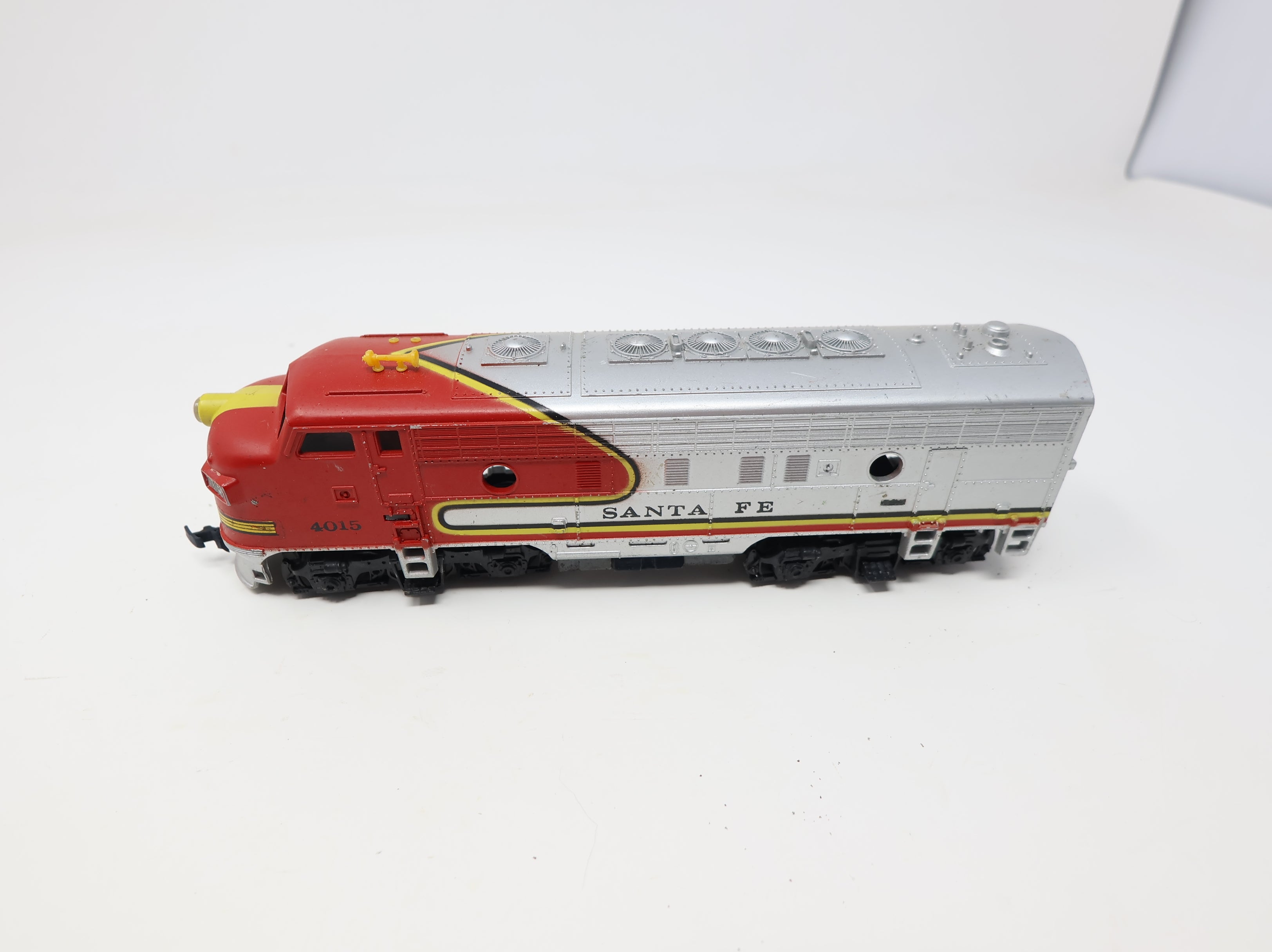 USED Tyco HO Scale F9A Diesel Locomotive Santa Fe #4015 Unpowered