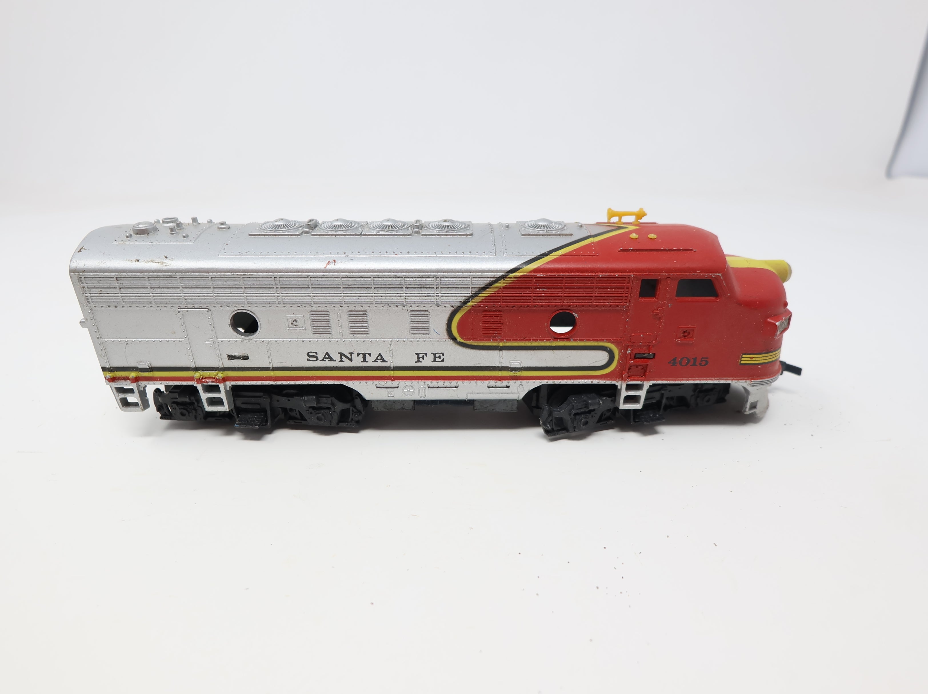 USED Tyco HO Scale F9A Diesel Locomotive Santa Fe #4015 Unpowered