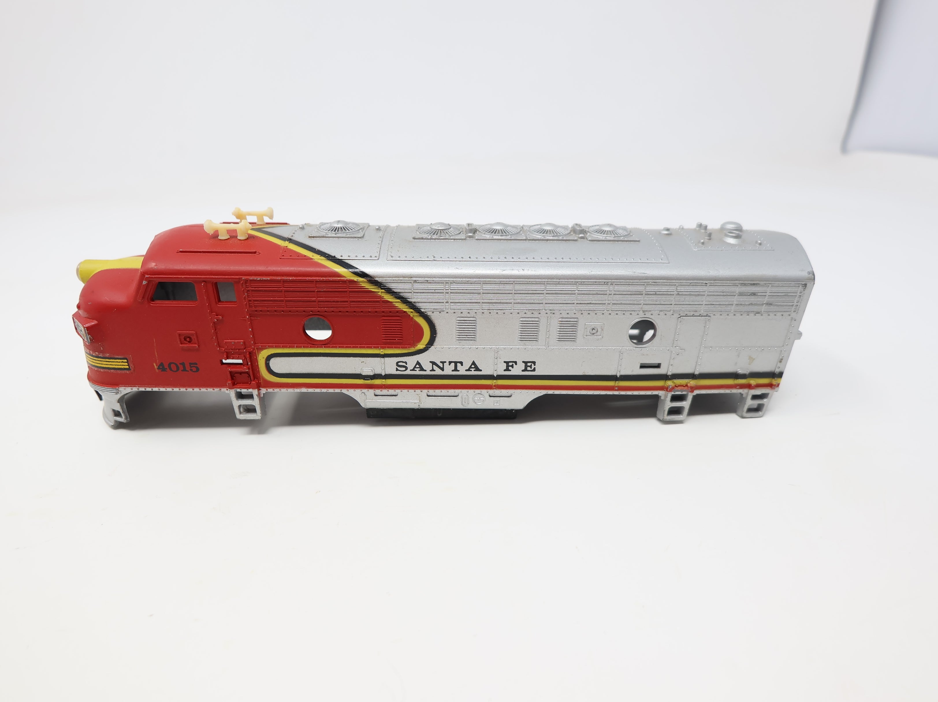 USED Tyco HO Scale F9A Diesel Locomotive Santa Fe #4015 Shell Only