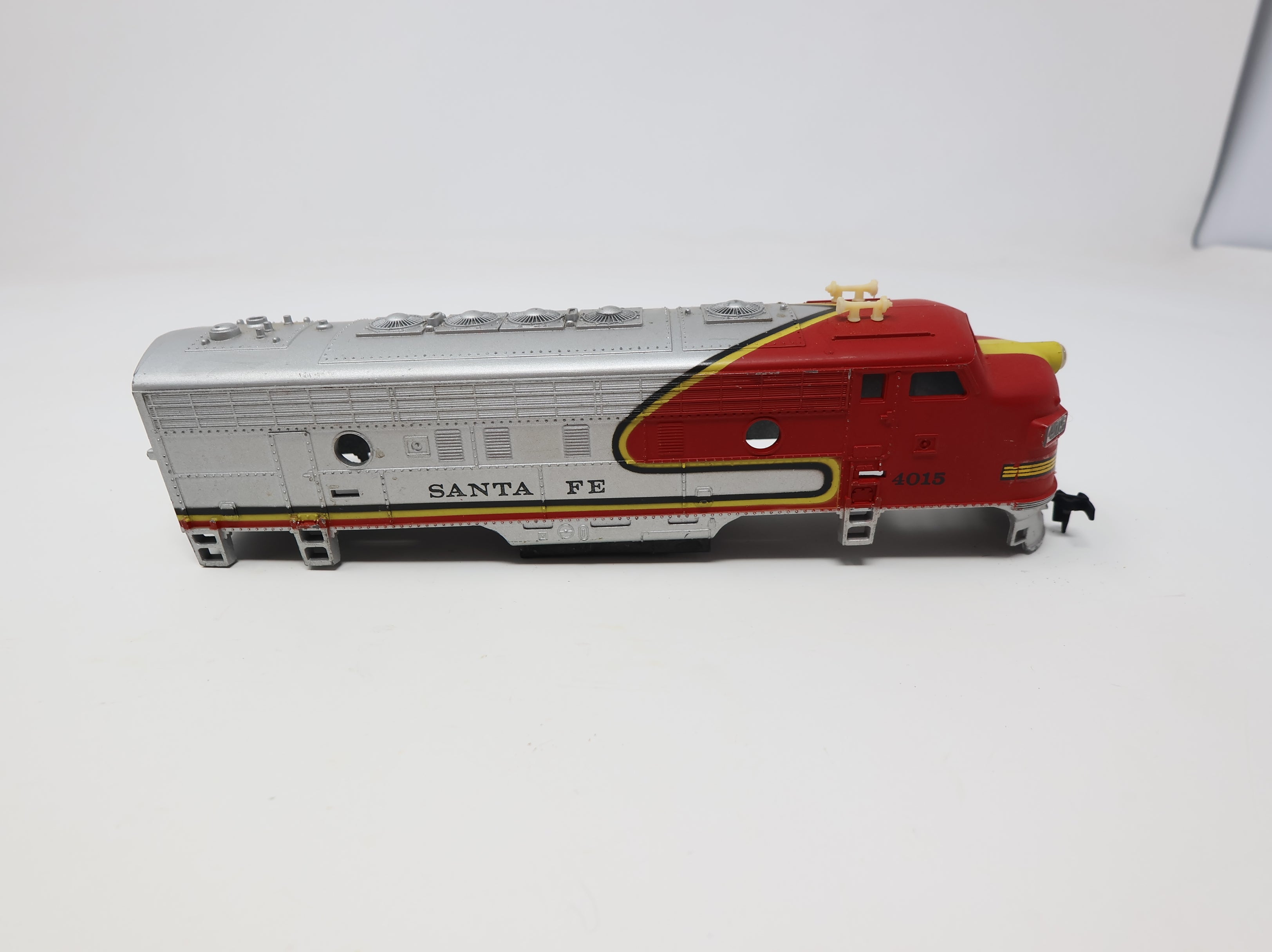 USED Tyco HO Scale F9A Diesel Locomotive Santa Fe #4015 Shell Only