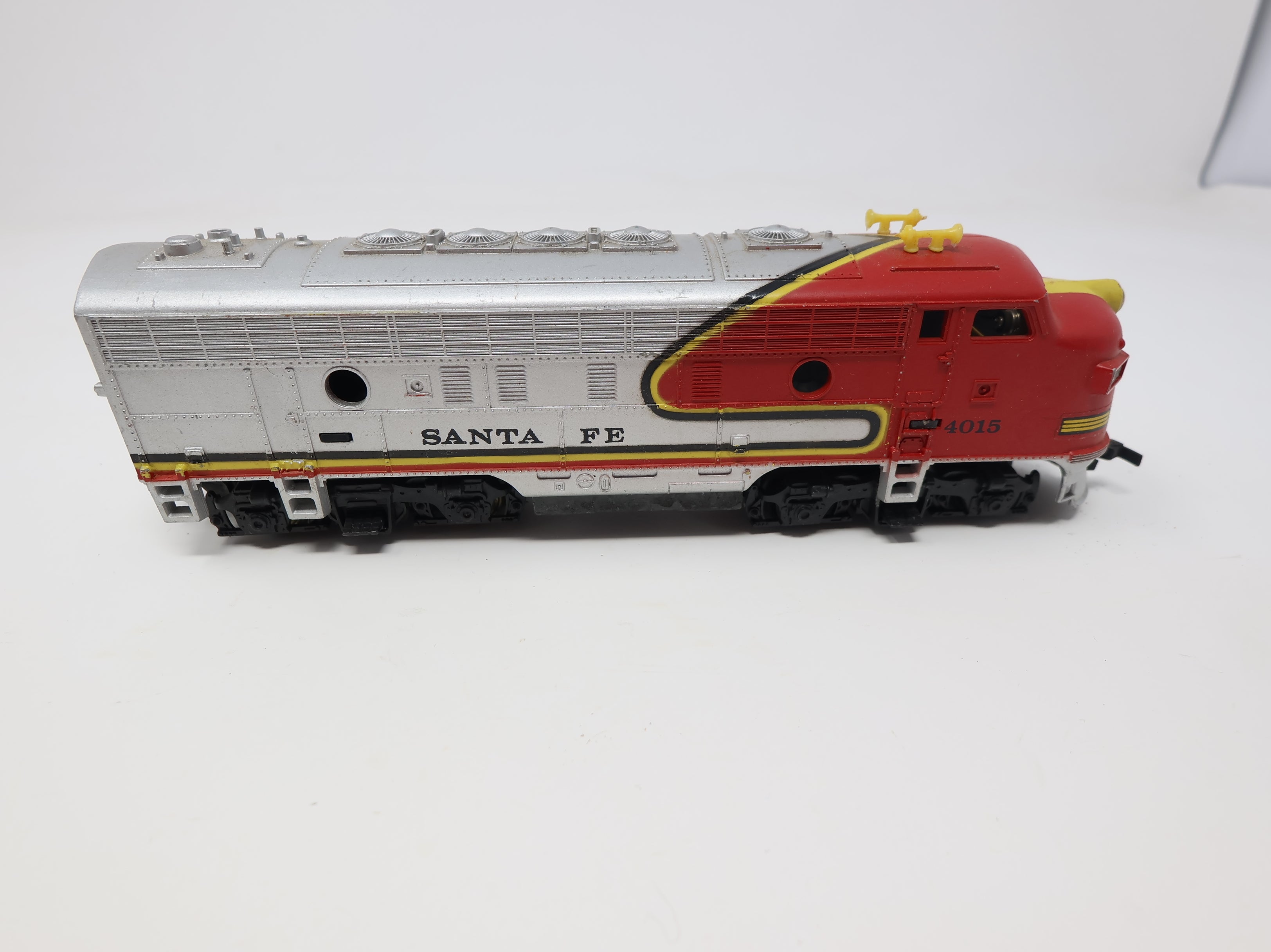 USED Tyco HO Scale F9A Diesel Locomotive Santa Fe #4015 Parts/Repairs DC