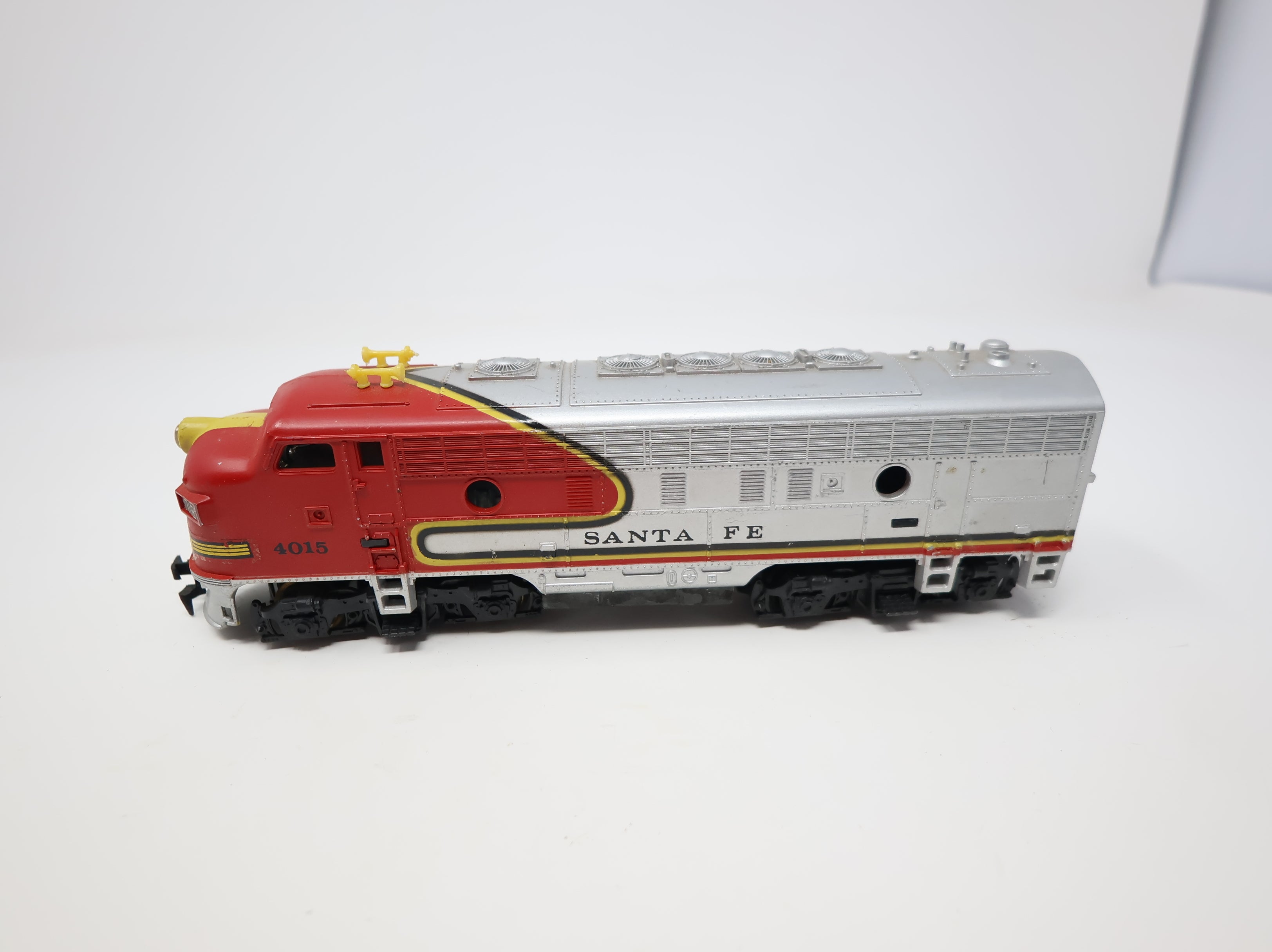 USED Tyco HO Scale F9A Diesel Locomotive Santa Fe #4015 Parts/Repairs DC