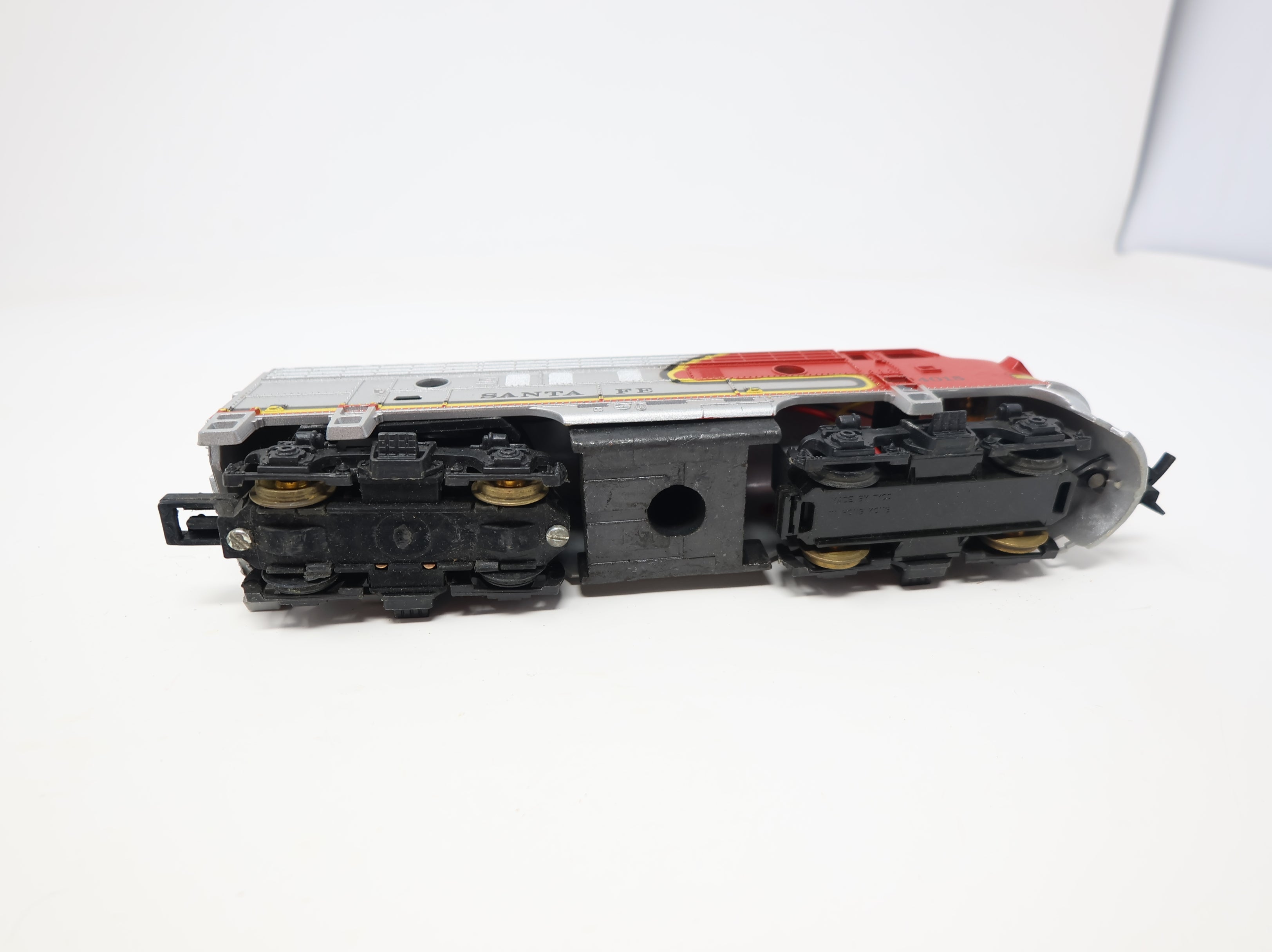 USED Tyco HO Scale F9A Diesel Locomotive Santa Fe #4015 Parts/Repairs DC