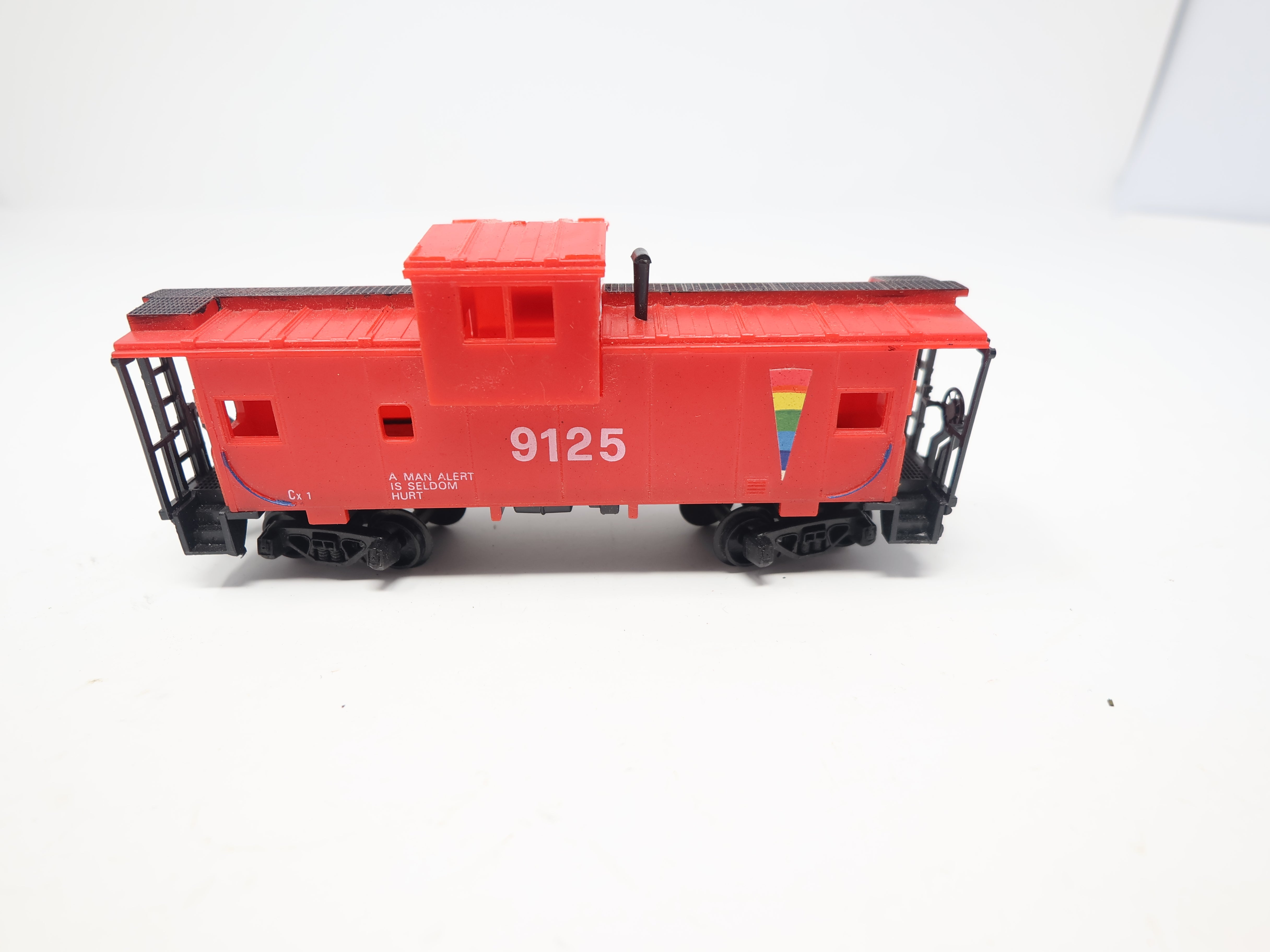 USED HO Scale, Safety Caboose#9125, A Man Alert is Seldom Hurt