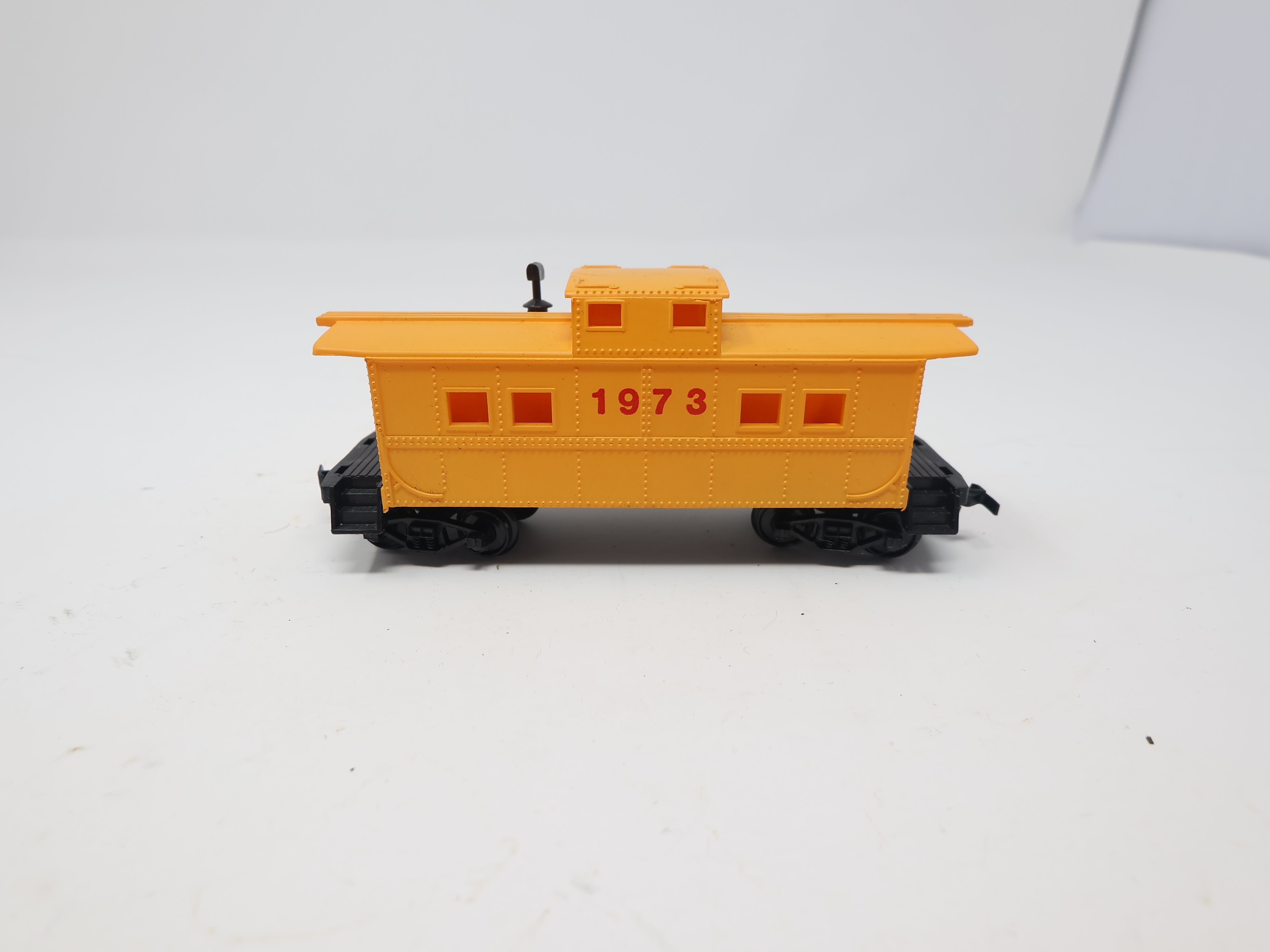 USED HO Scale, Yellow Caboose#1973