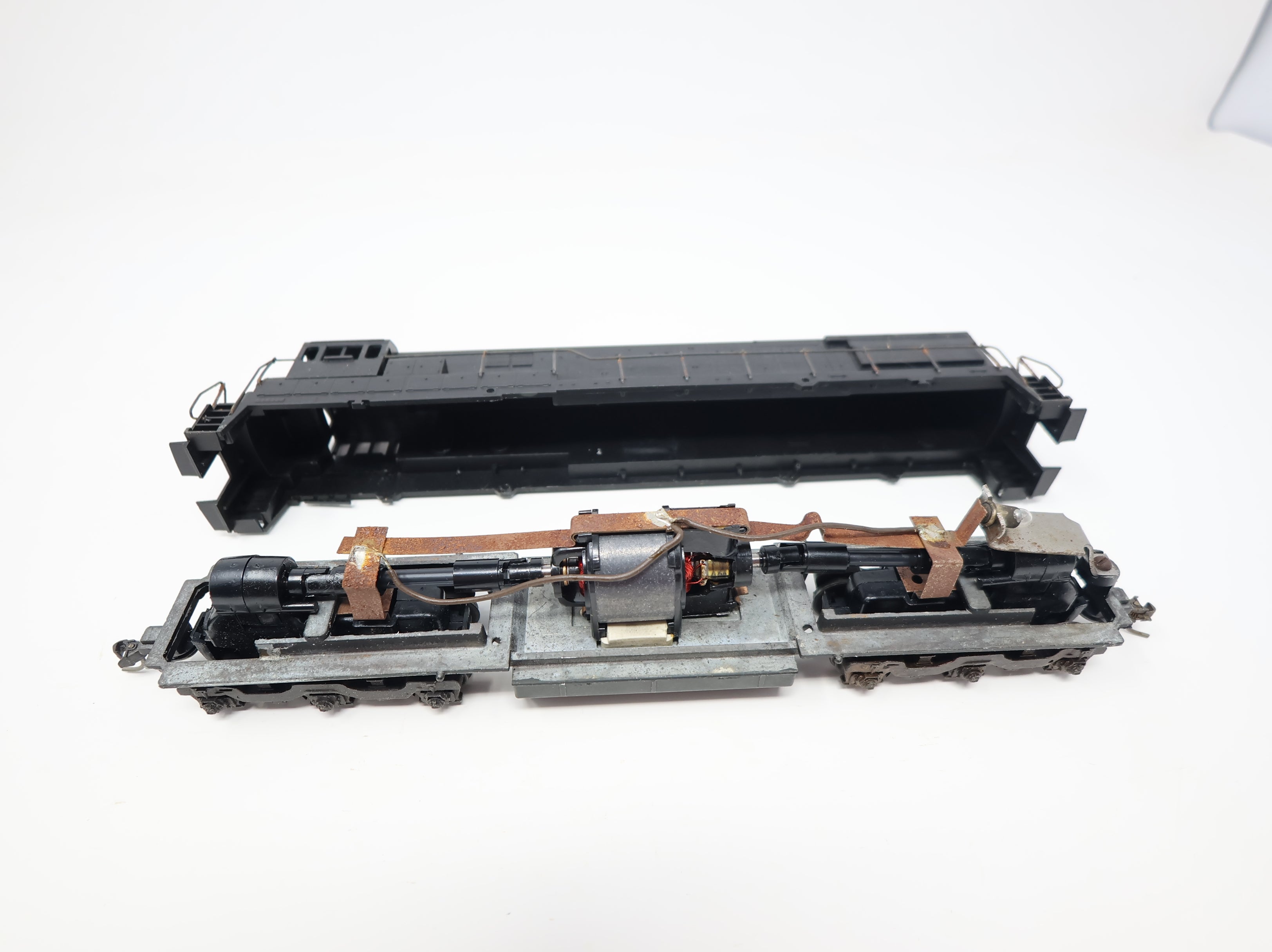 USED Athearn 3420 HO Scale U28C 12-Wheel Diesel Locomotive Undecorated Parts/Repairs DC