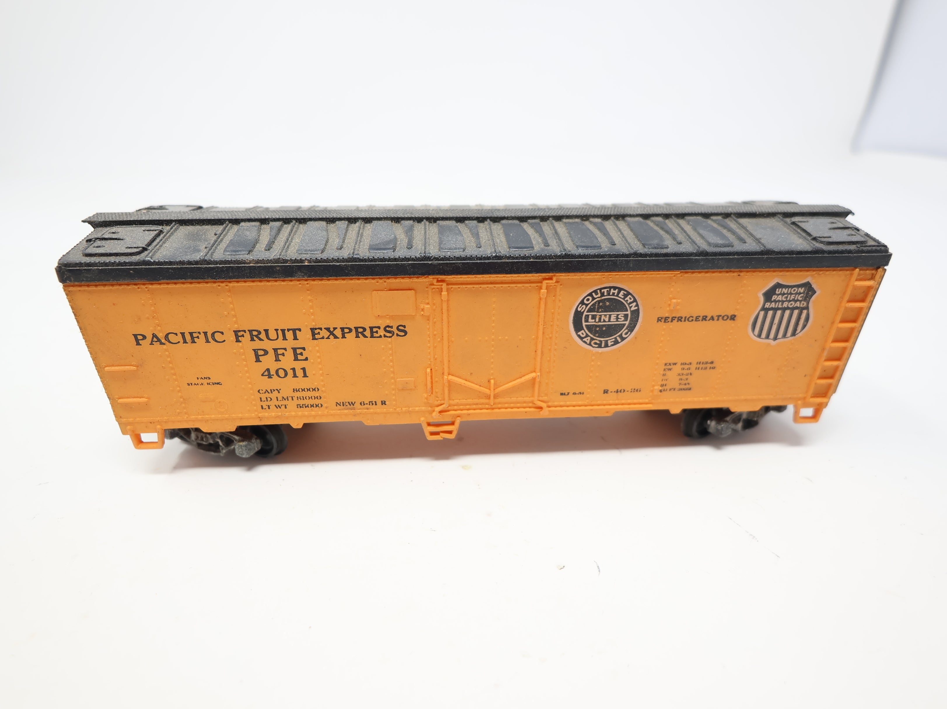 USED REVELL HO Scale 40' Reefer Box Car Pacific Fruit Express PFE #4011