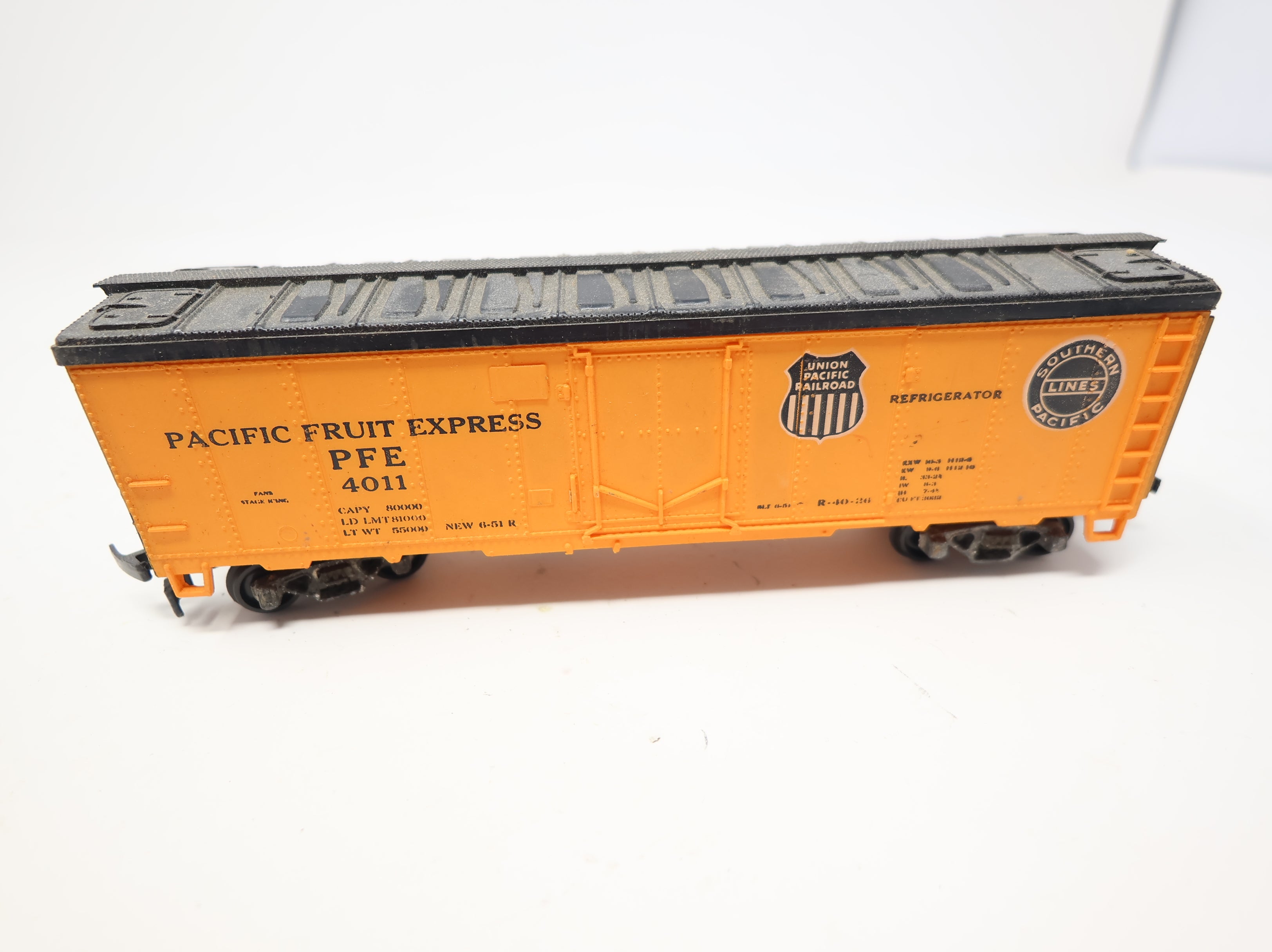 USED REVELL HO Scale 40' Reefer Box Car Pacific Fruit Express PFE #4011