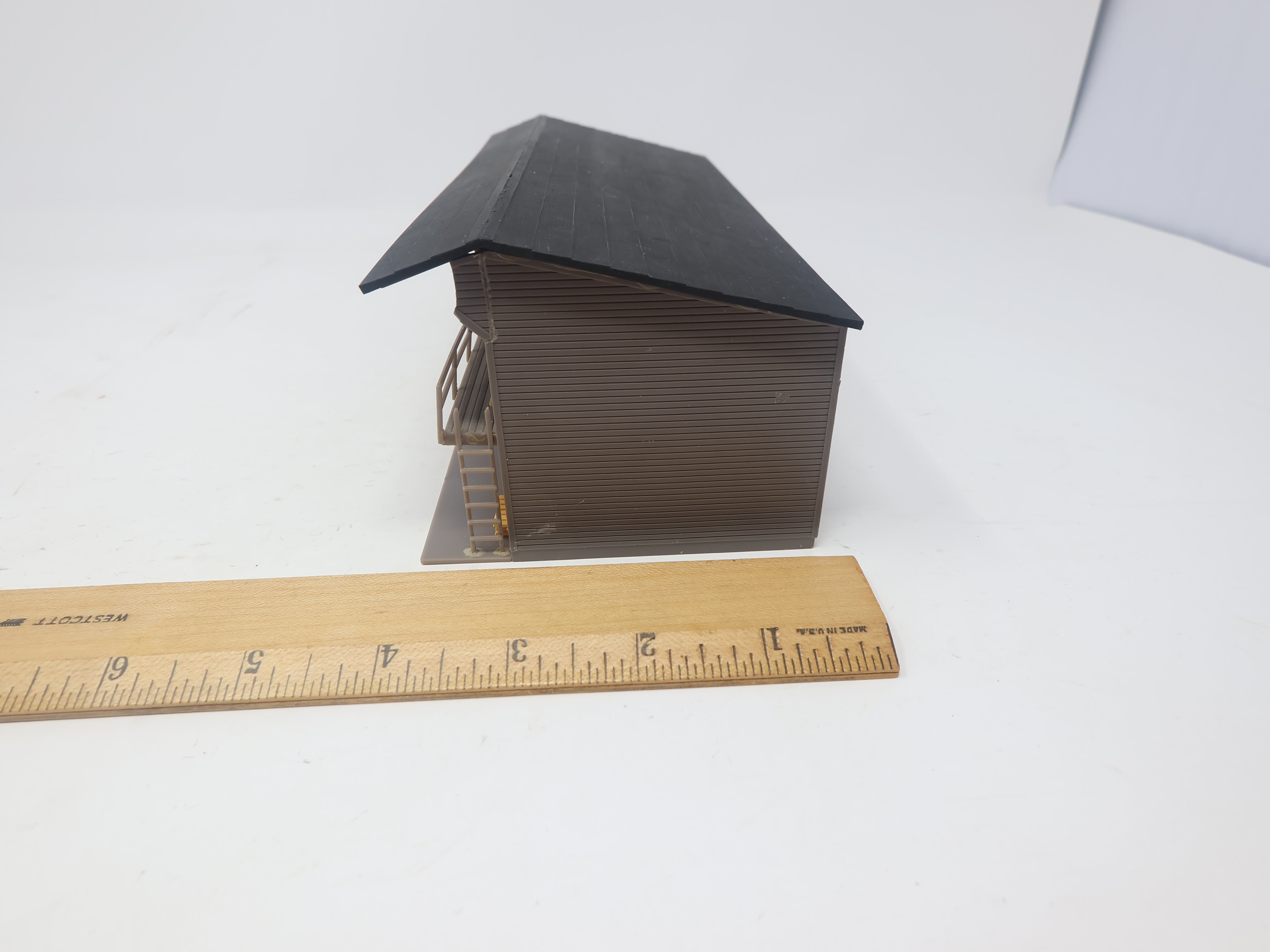 USED HO Scale, Lumber Yard Shed w/ Lumber