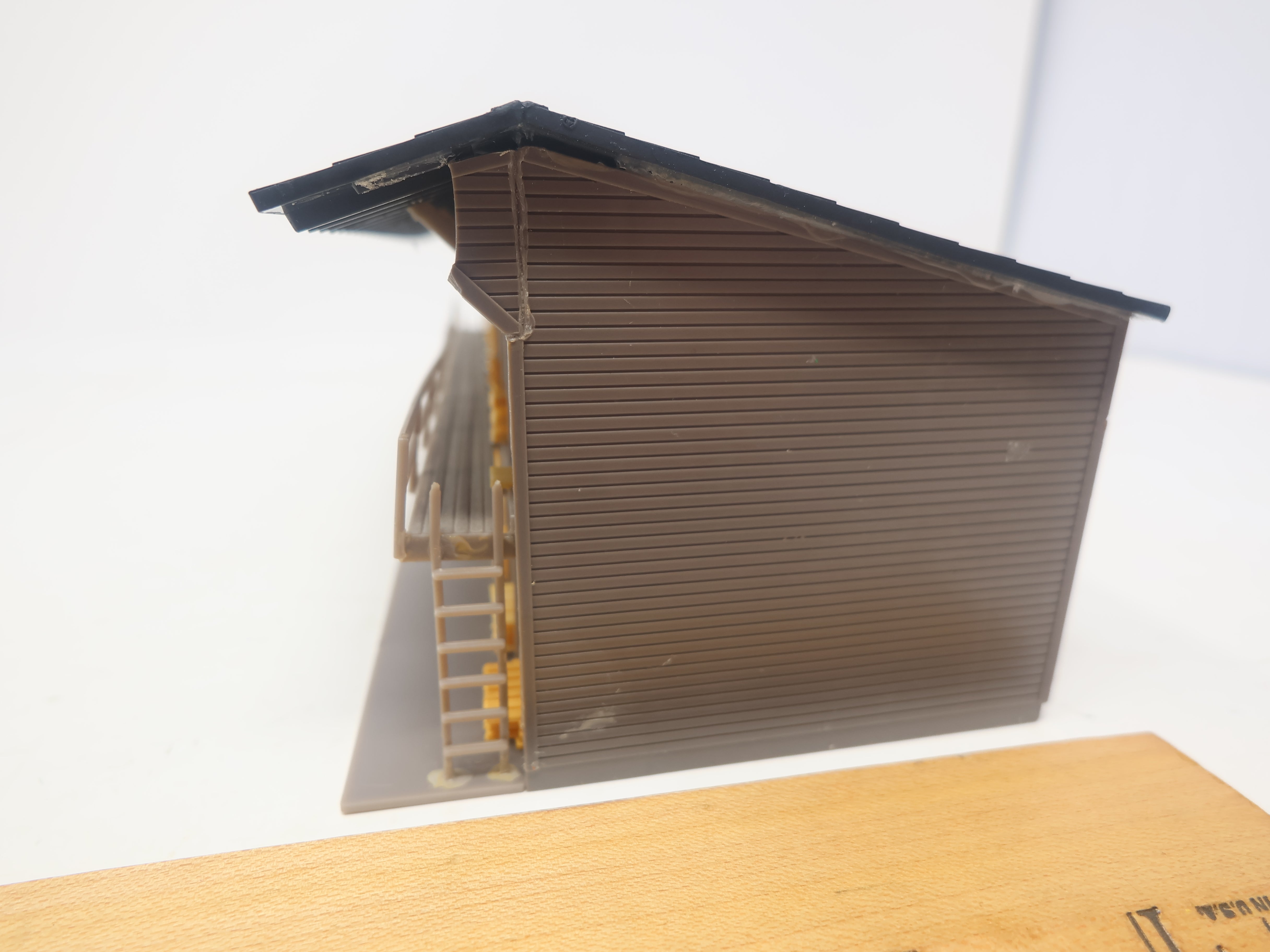 USED HO Scale, Lumber Yard Shed w/ Lumber