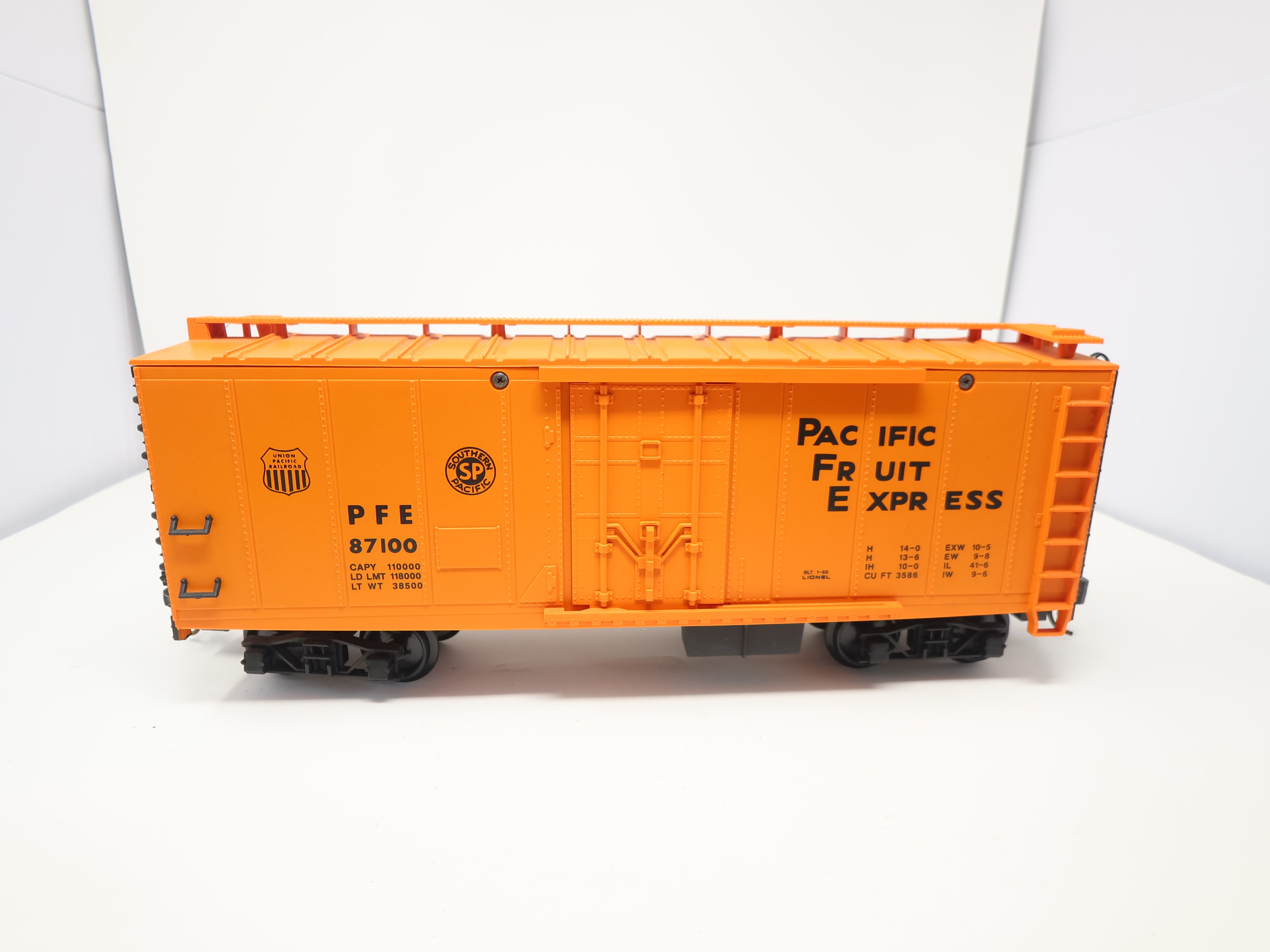 USED Lionel 8-87100 G Scale, Reefer Box Car, Pacific Fruit Express PFE #87100