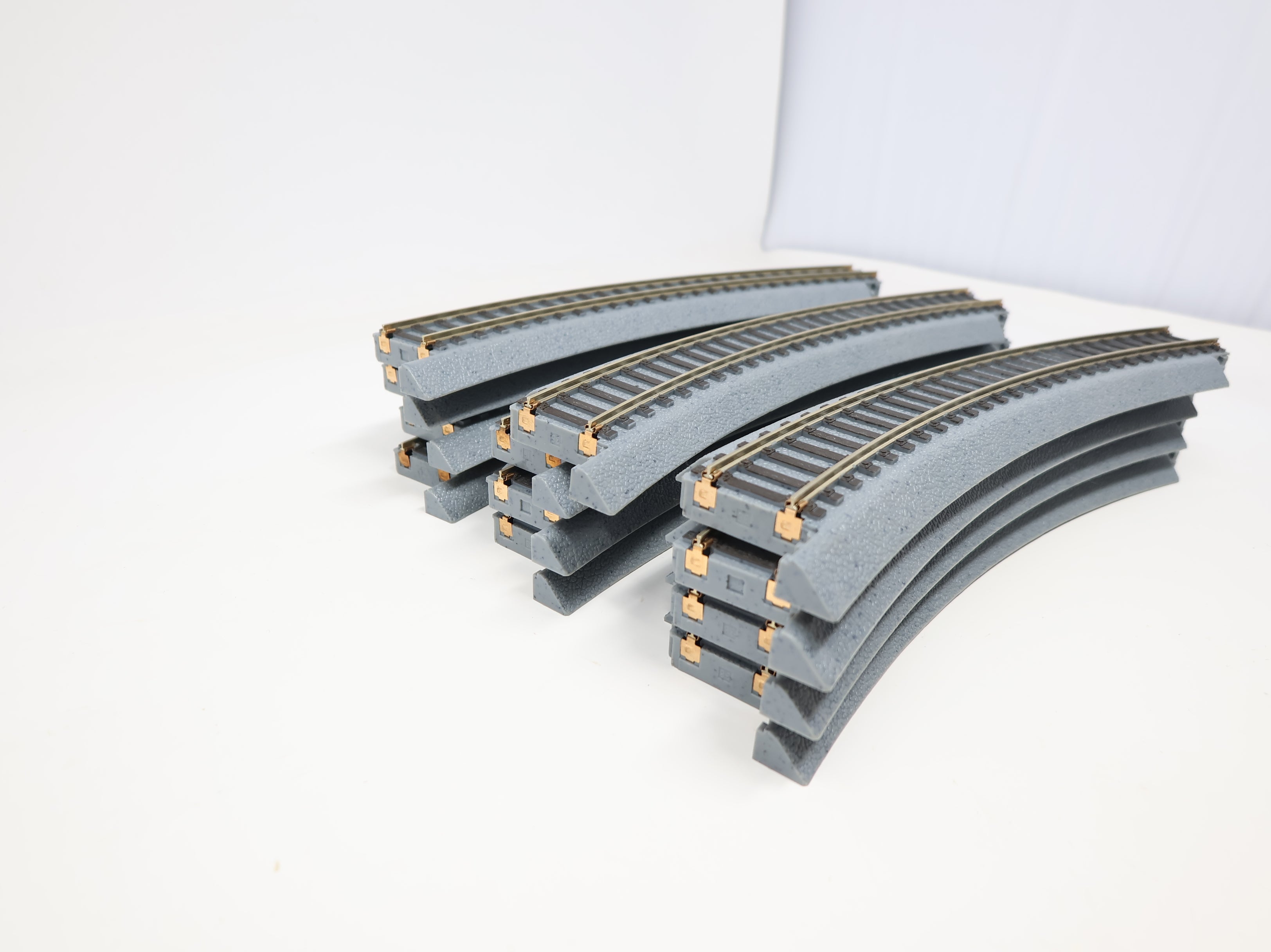 USED WalthersMainline HO Scale Power-Loc 18" Radius Curve Track (12 pcs)