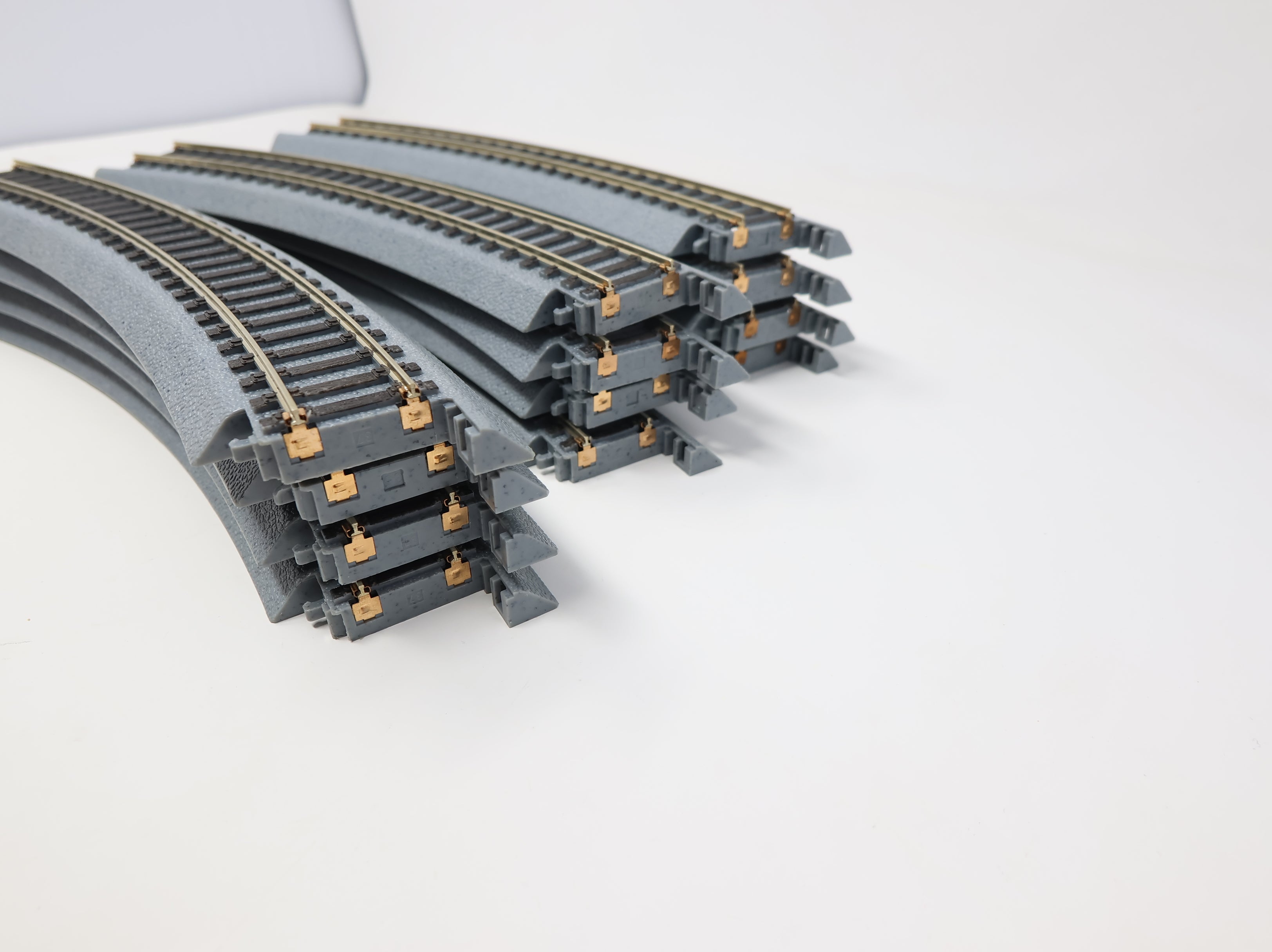 USED WalthersMainline HO Scale Power-Loc 18" Radius Curve Track (12 pcs)