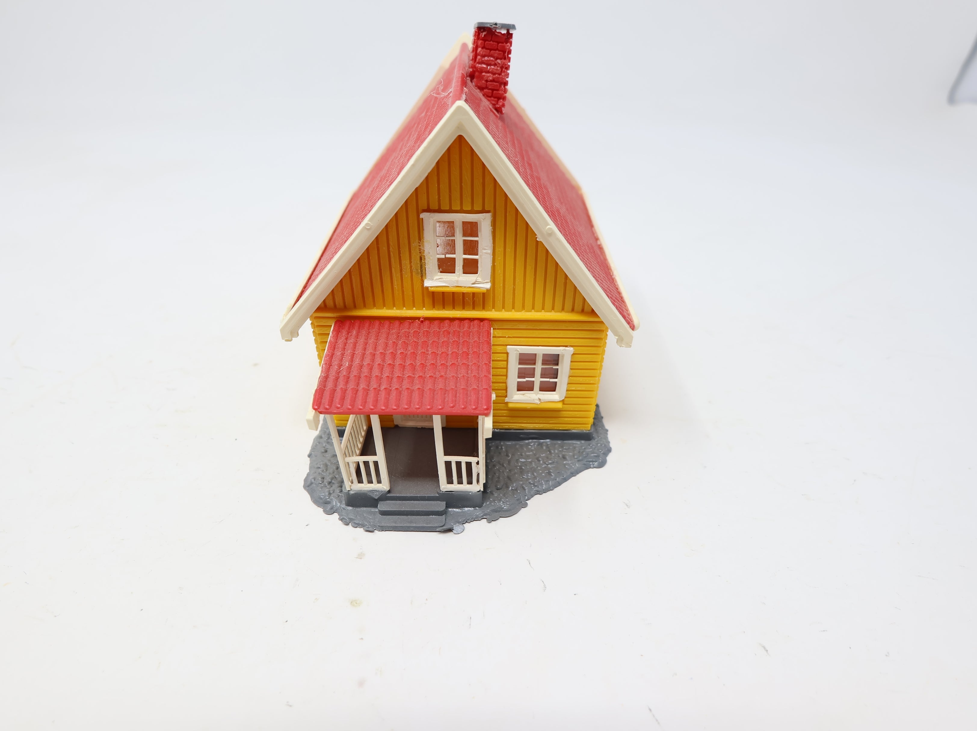 USED HO Scale Little Yellow House