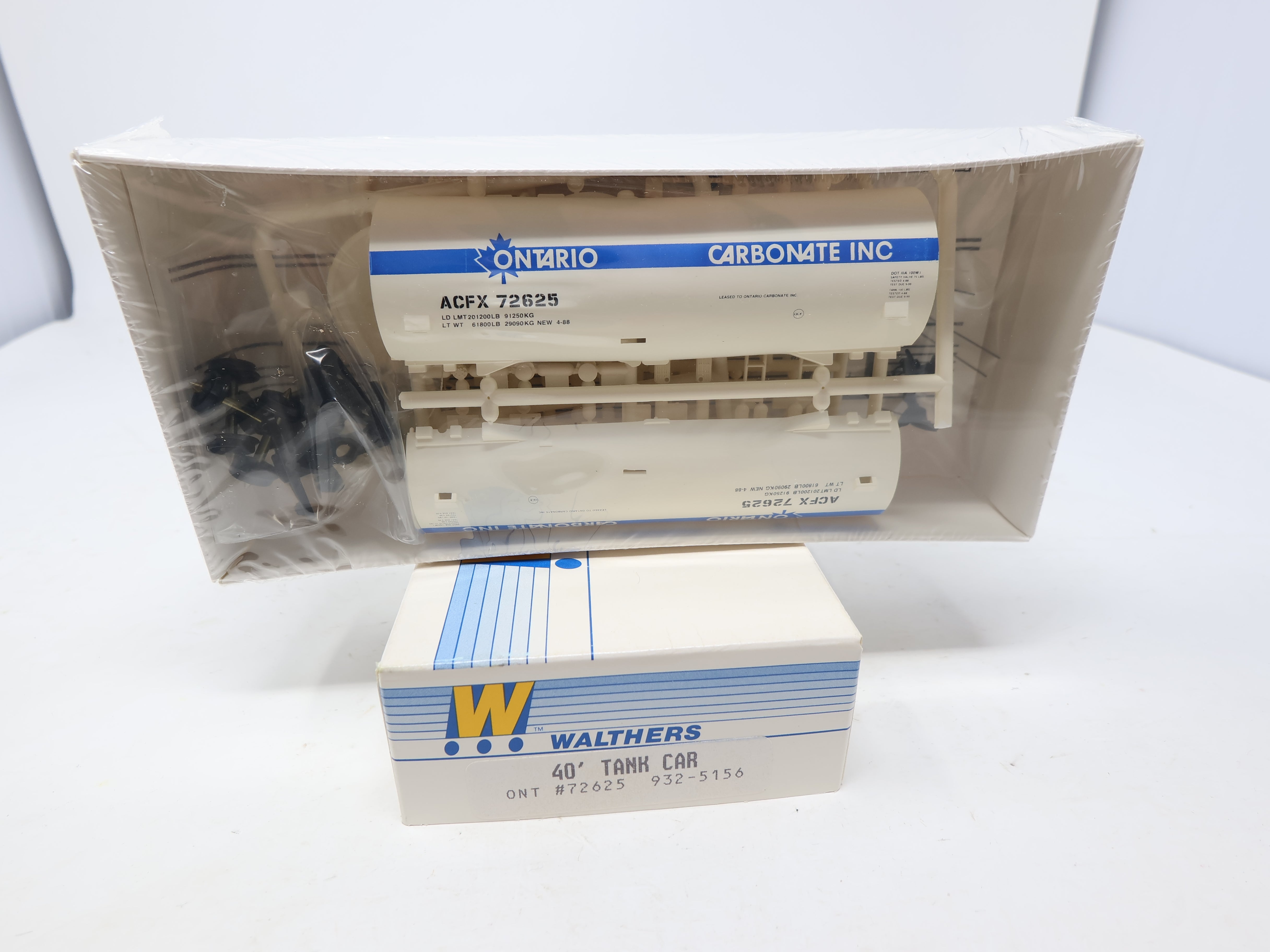 Walthers 932-5156 HO Scale, 40' Tank Car, Ontario ACFX #72625 (KIT)