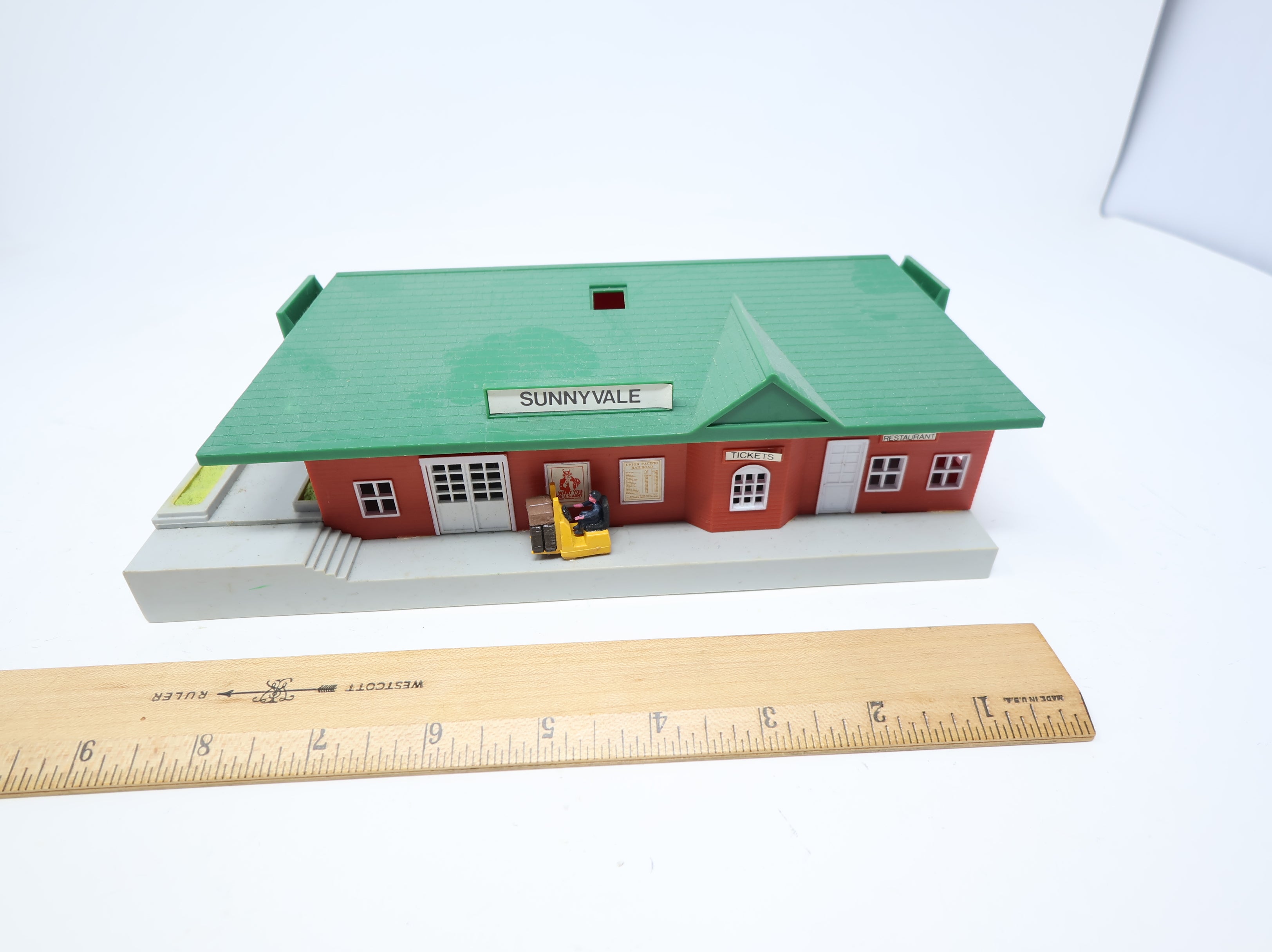 USED Bachmann HO Scale Sunnyvale Station (untested)