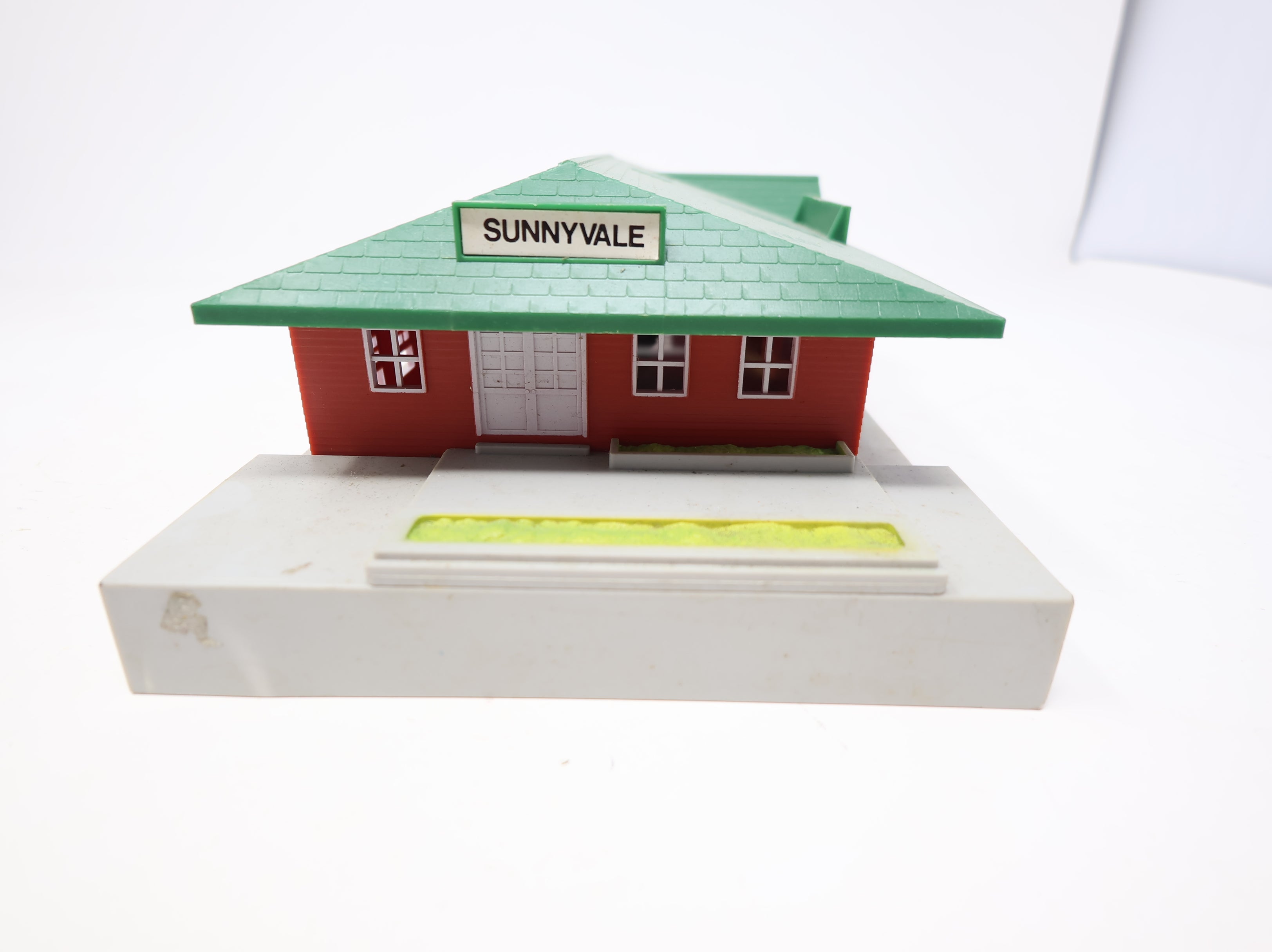 USED Bachmann HO Scale Sunnyvale Station (untested)