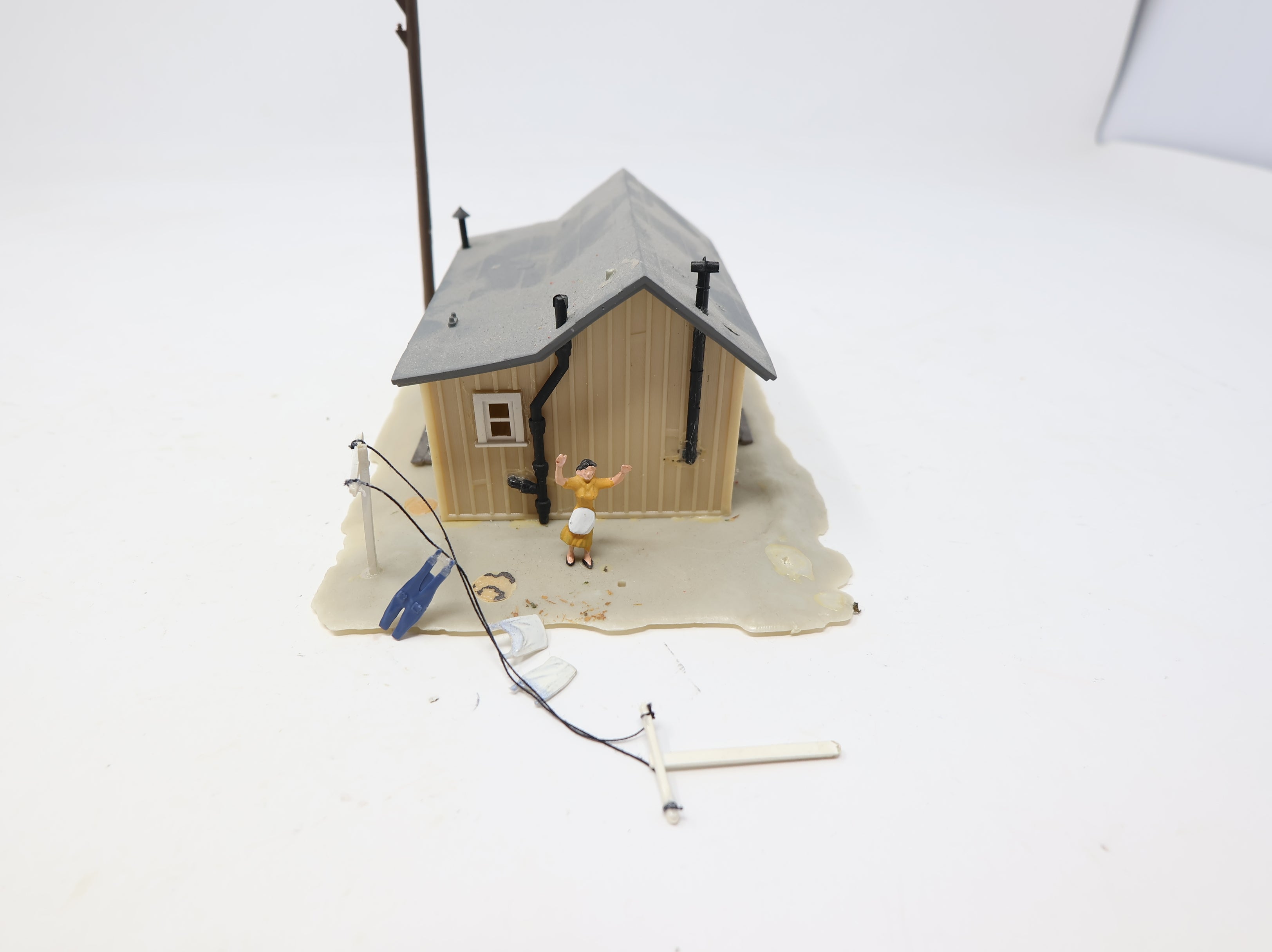 USED Life-Like HO Scale Workers House / Cottage Building