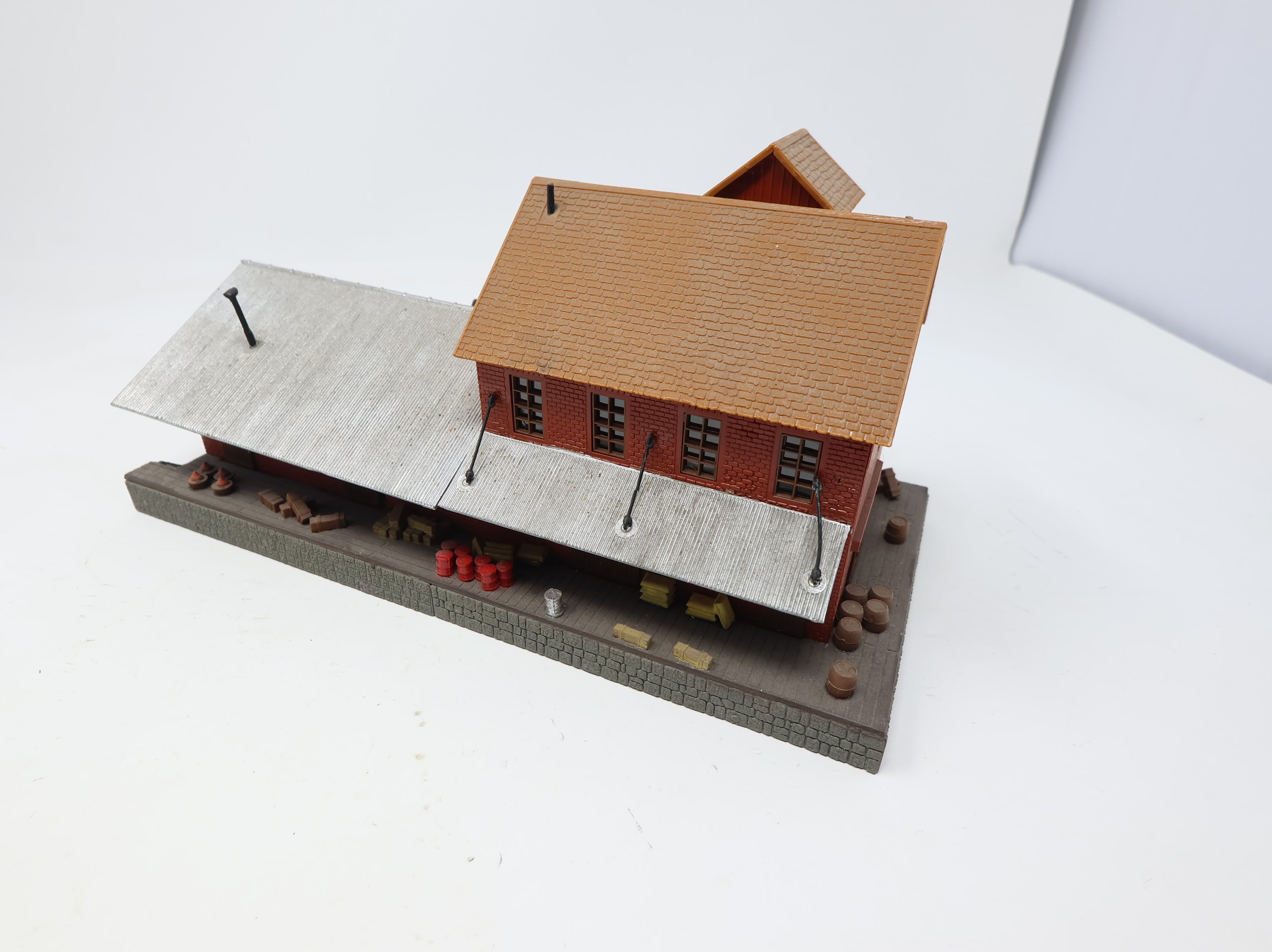 USED HO Scale Commerical Warehouse Building