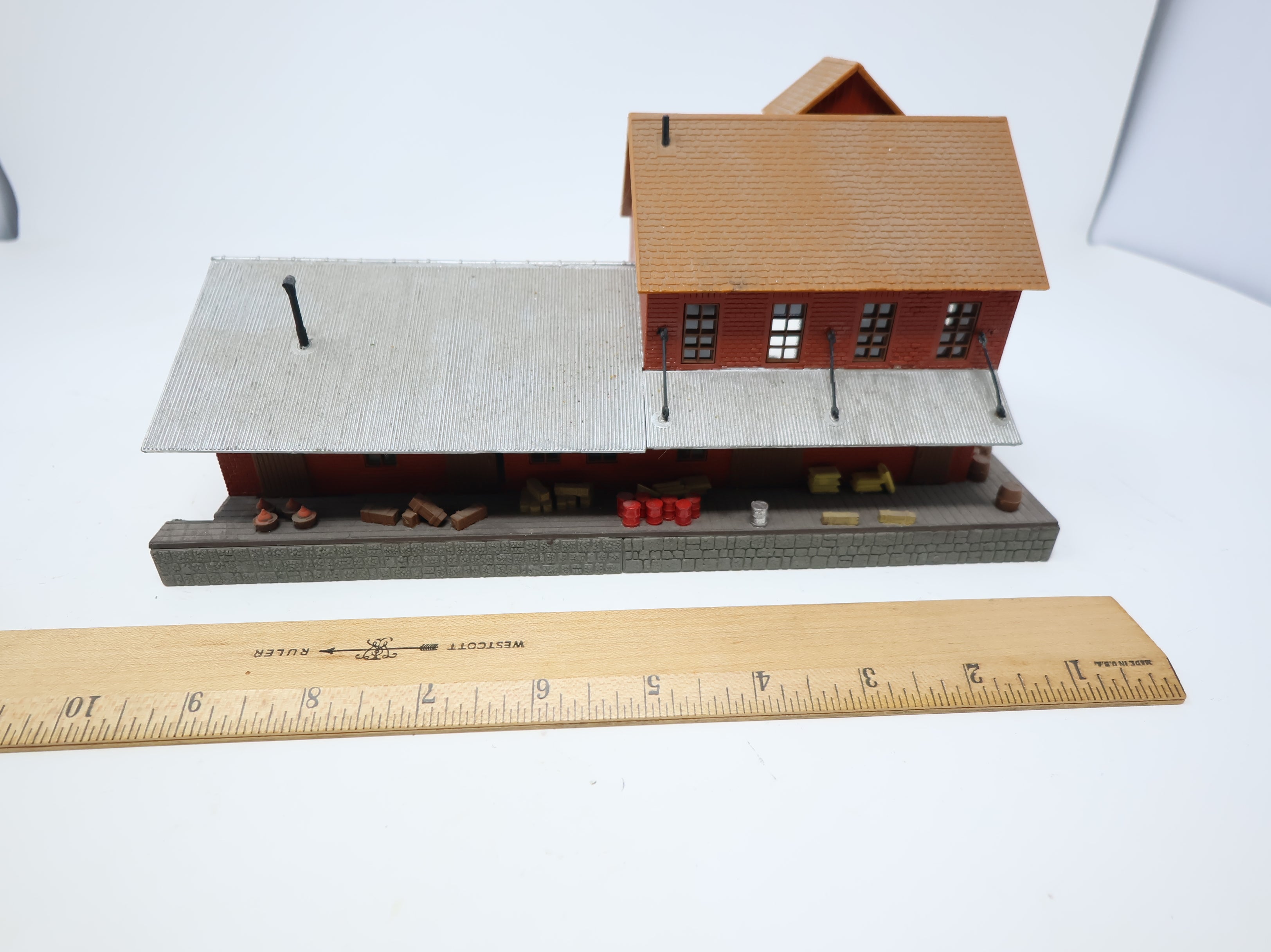 USED HO Scale Commerical Warehouse Building