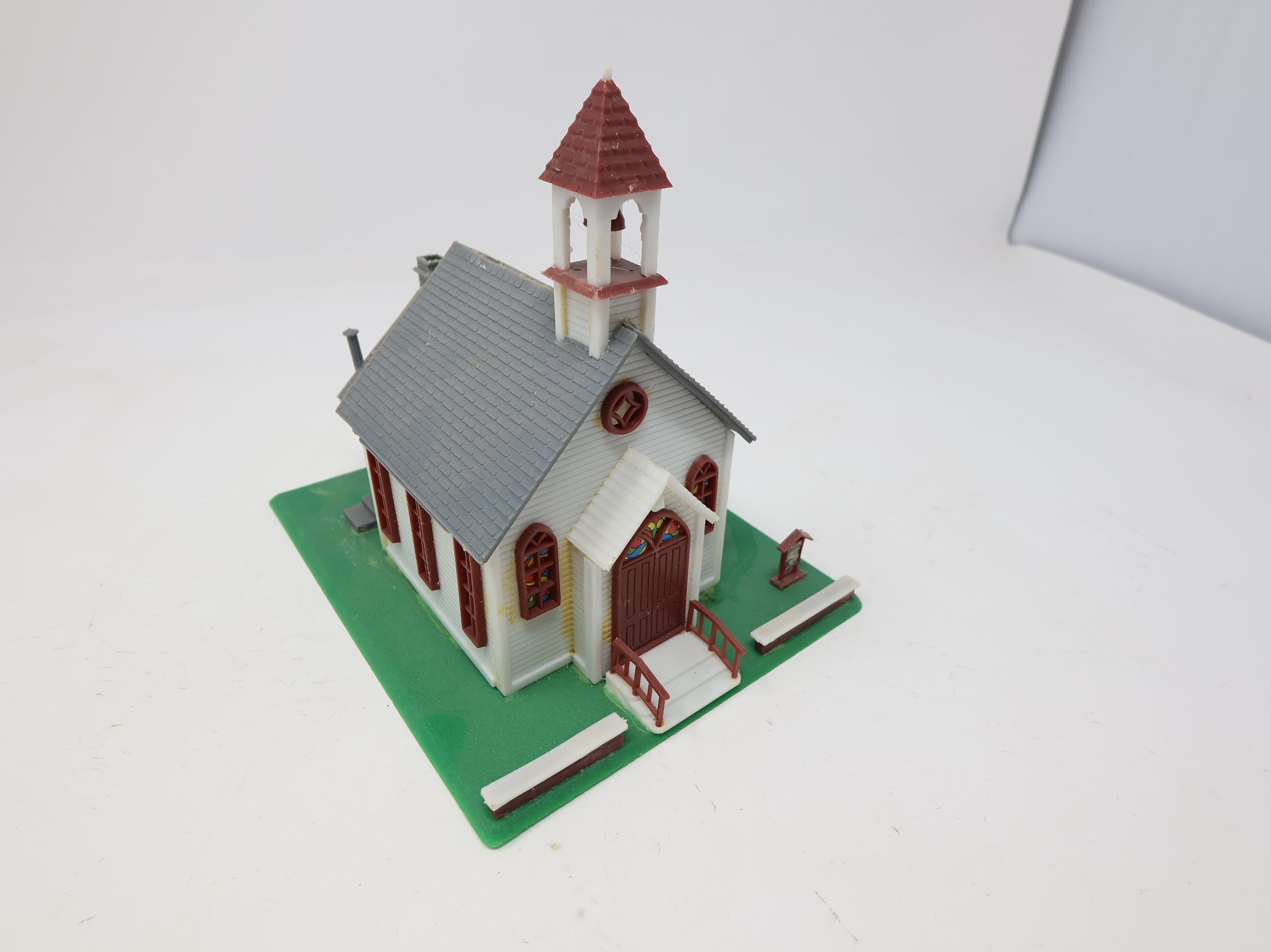 USED HO Scale White Church