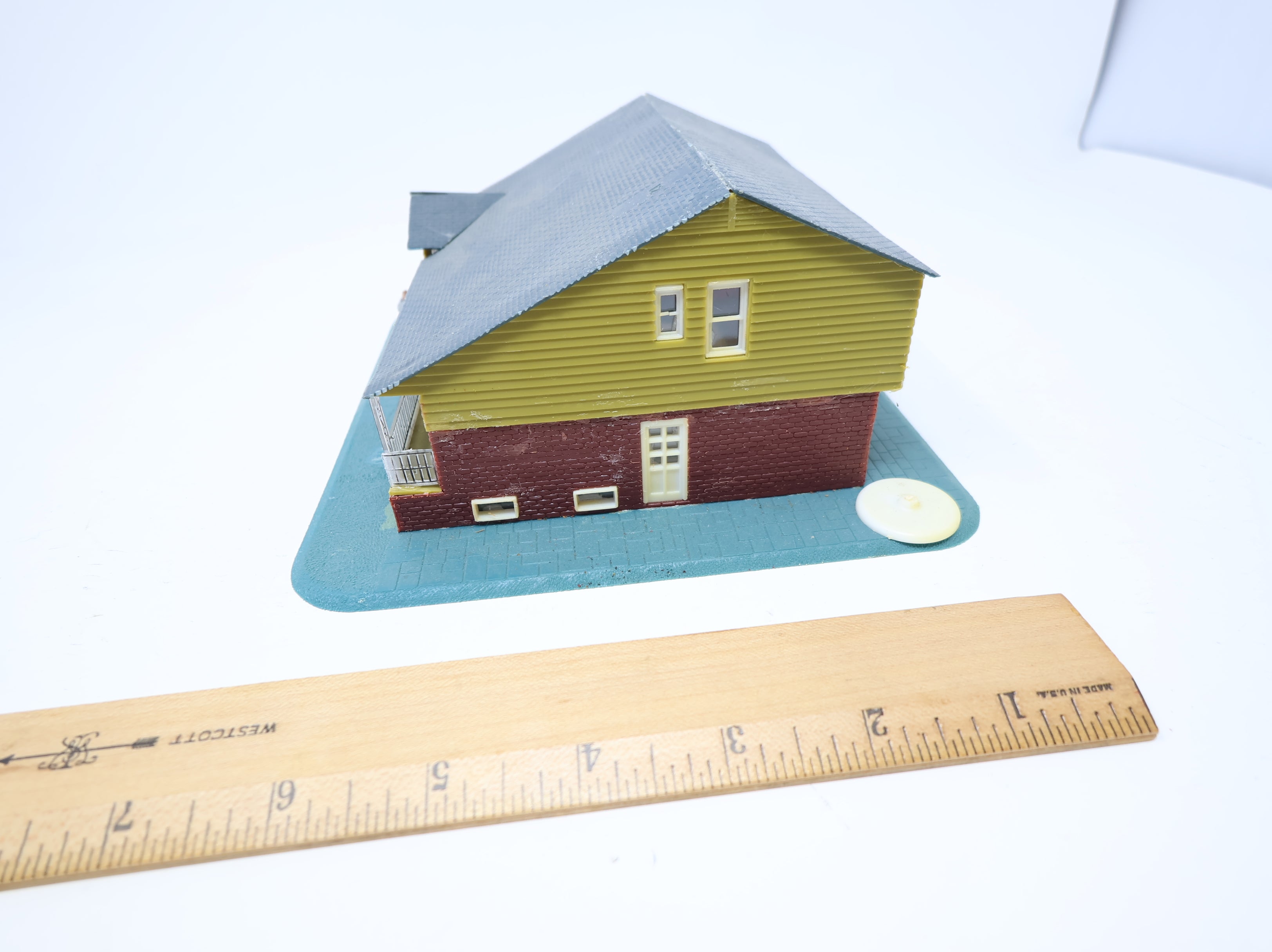 USED HO Scale House