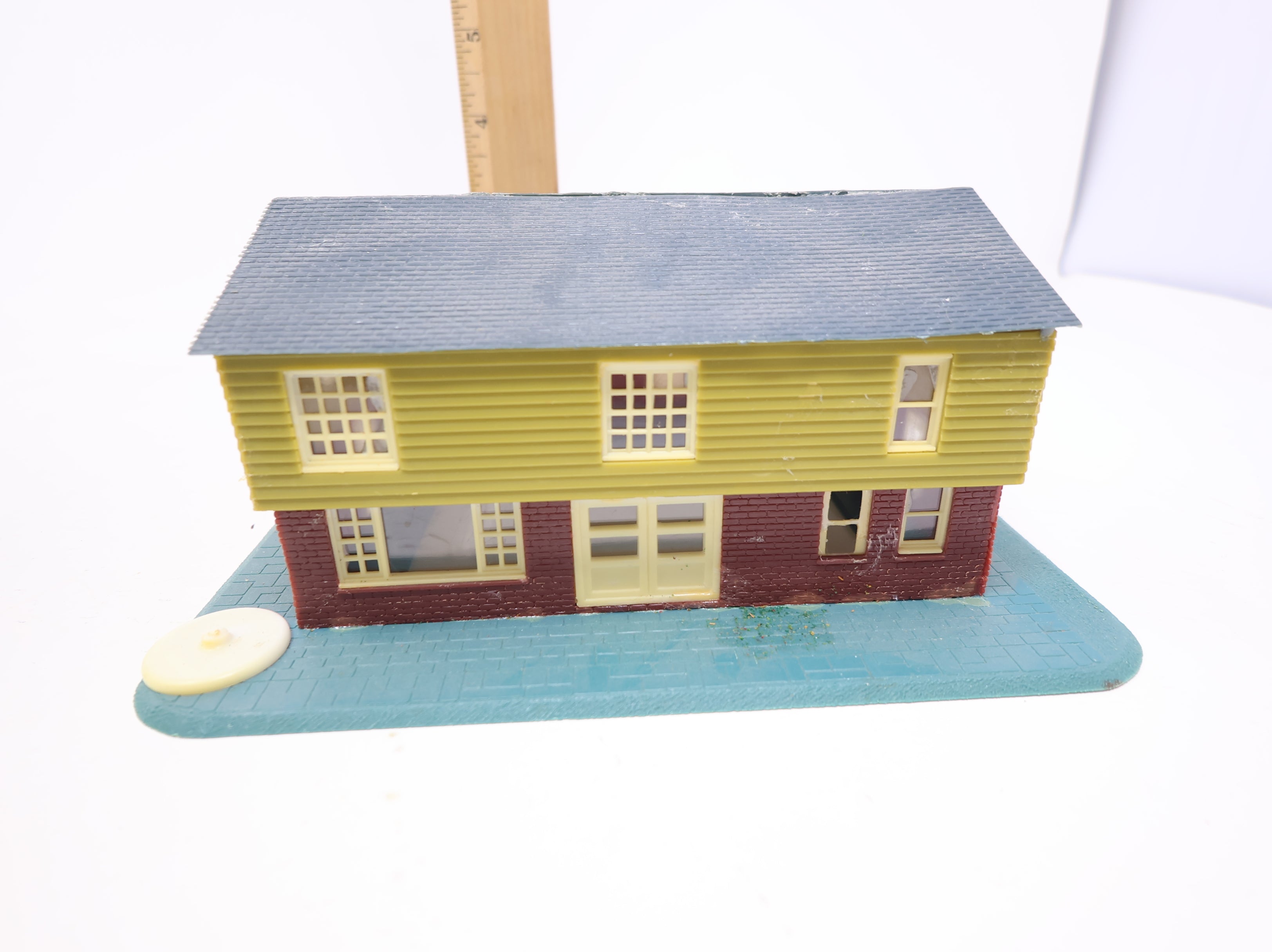 USED HO Scale House