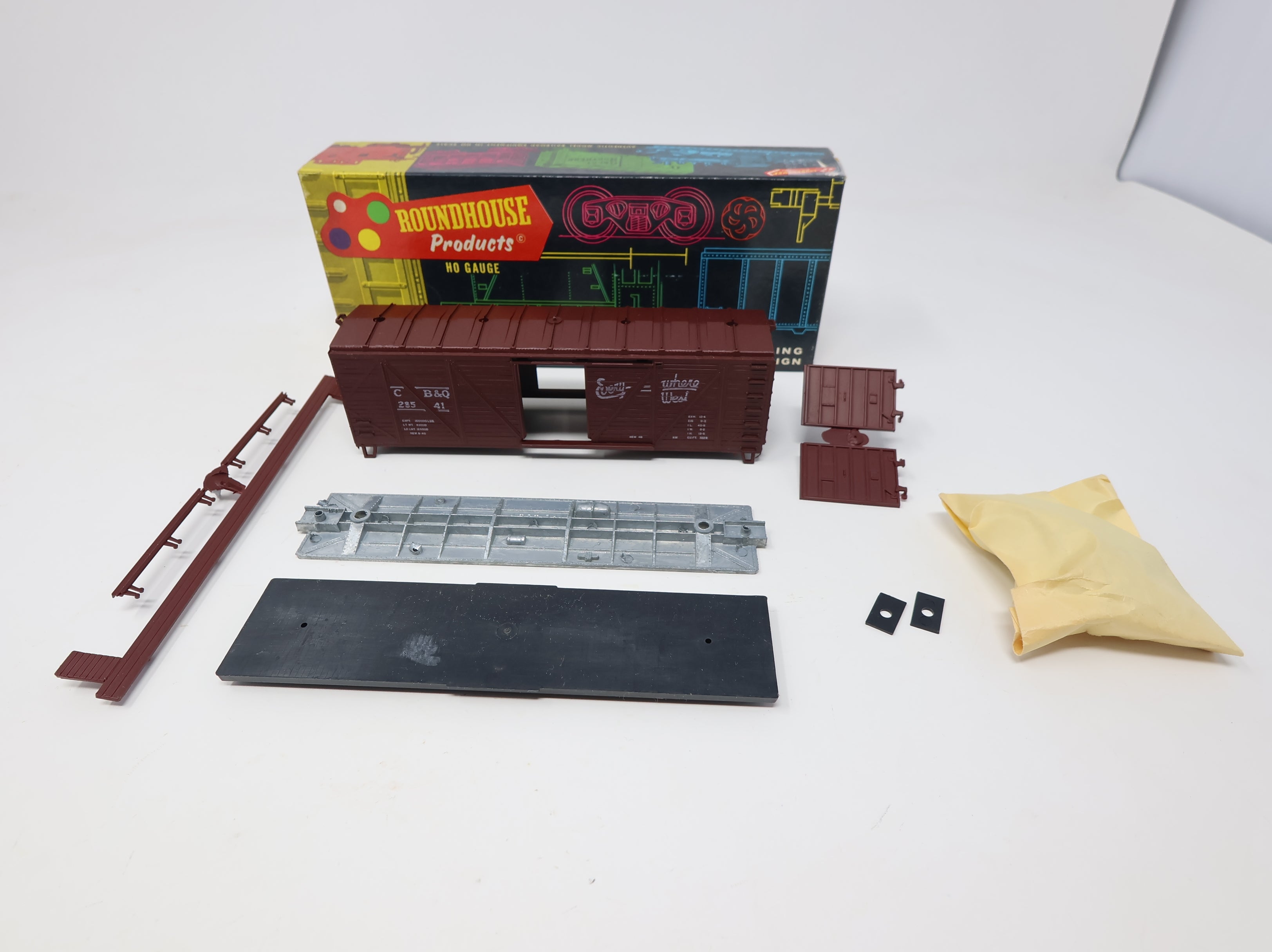 USED Roundhouse HO Scale 40' Truss Side Box Car Burlington CB&Q #28541 KIT