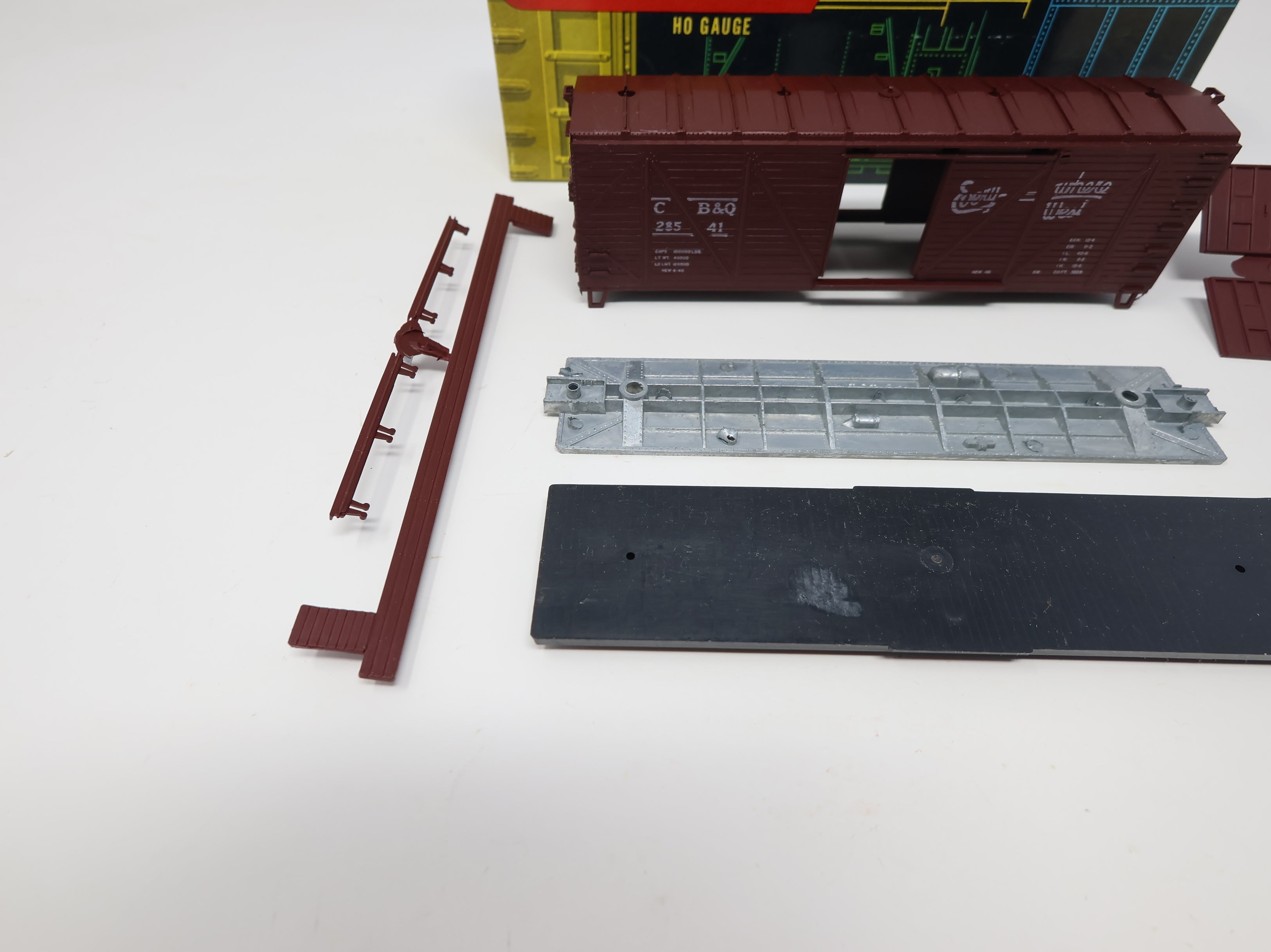 USED Roundhouse HO Scale 40' Truss Side Box Car Burlington CB&Q #28541 KIT