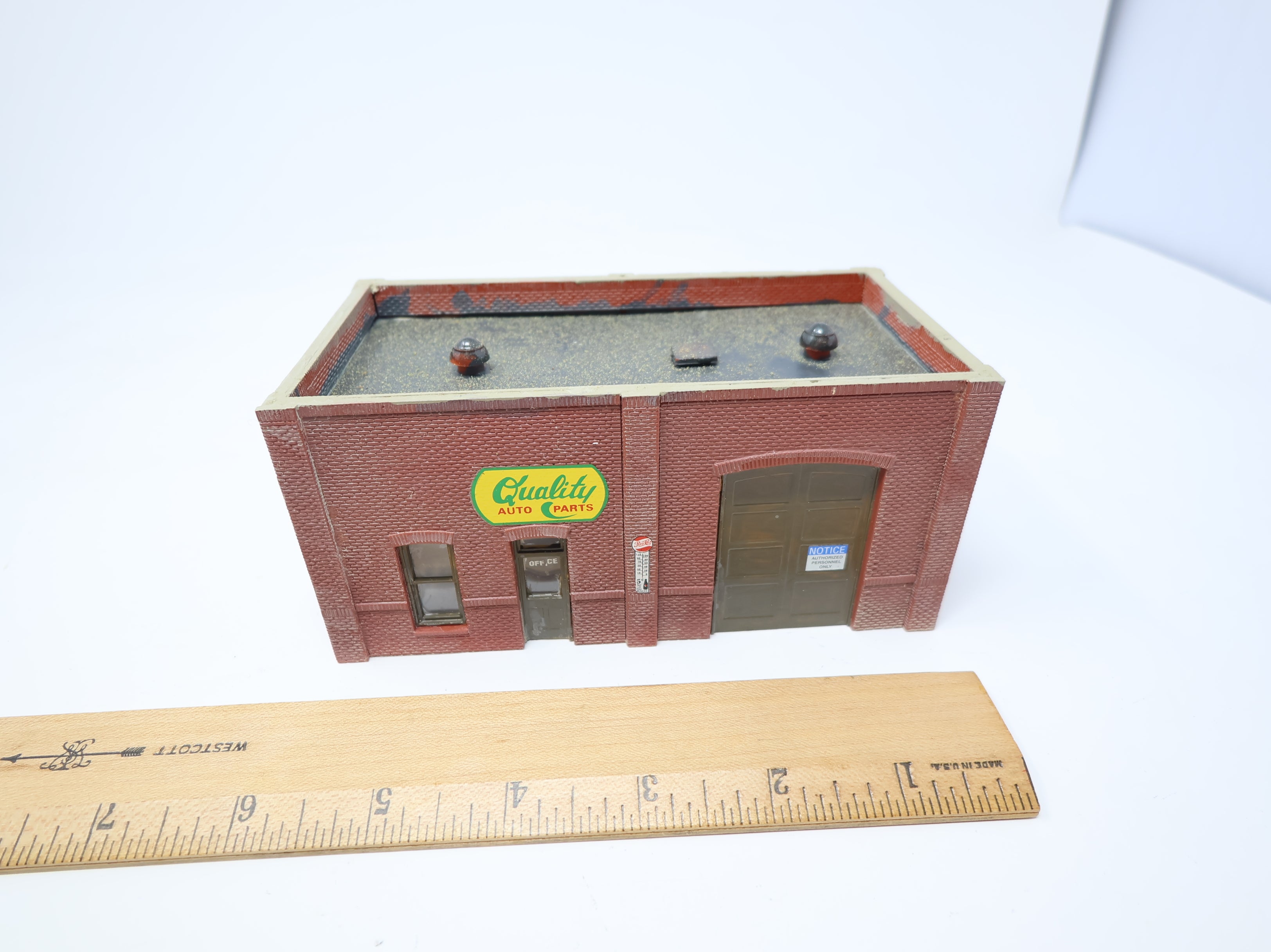 USED HO Scale Auto Parts Building