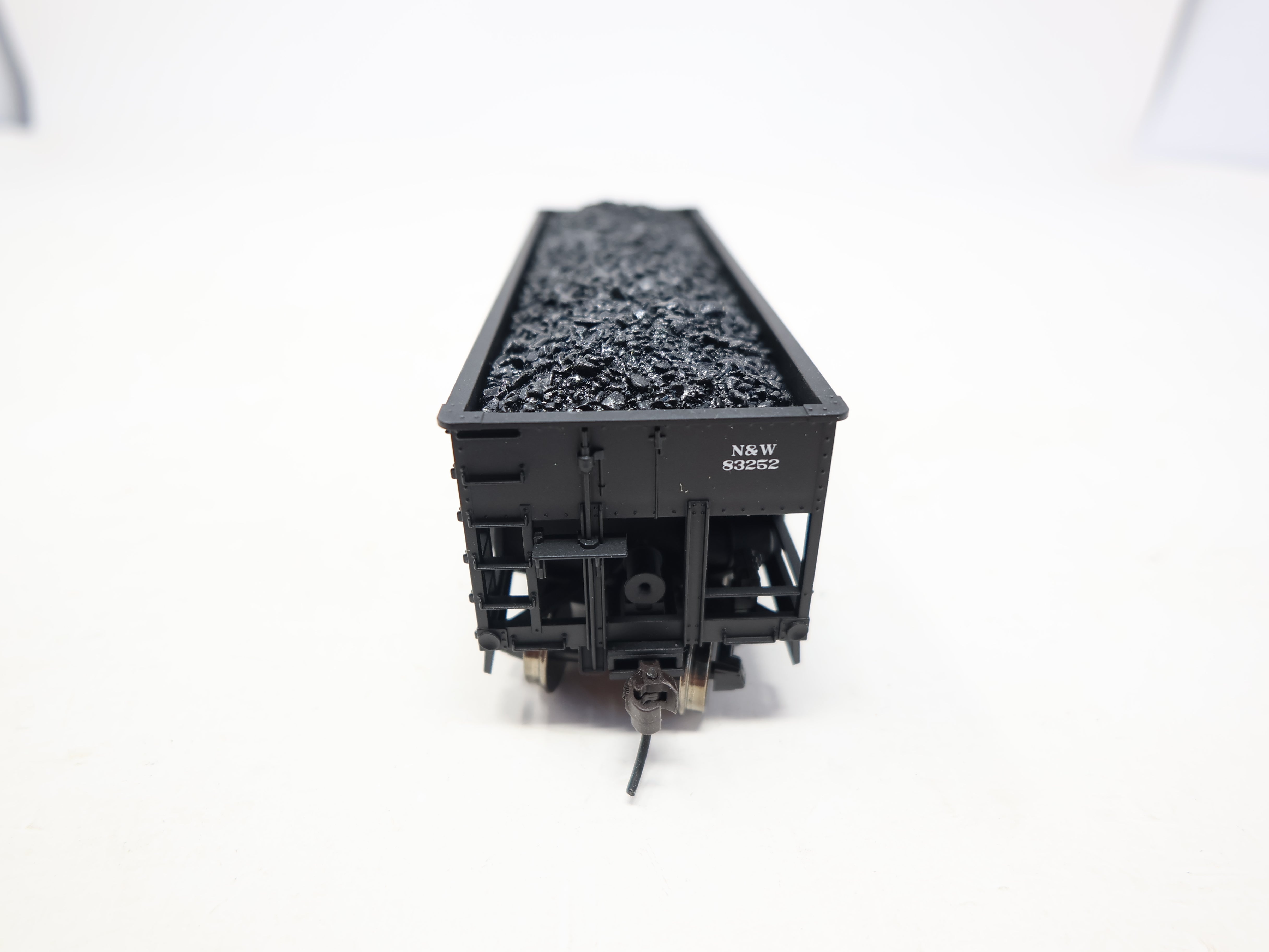 USED Accurail HO Scale, 50 Ton Hopper w/ Coal, Norfolk & Western N&W #83252