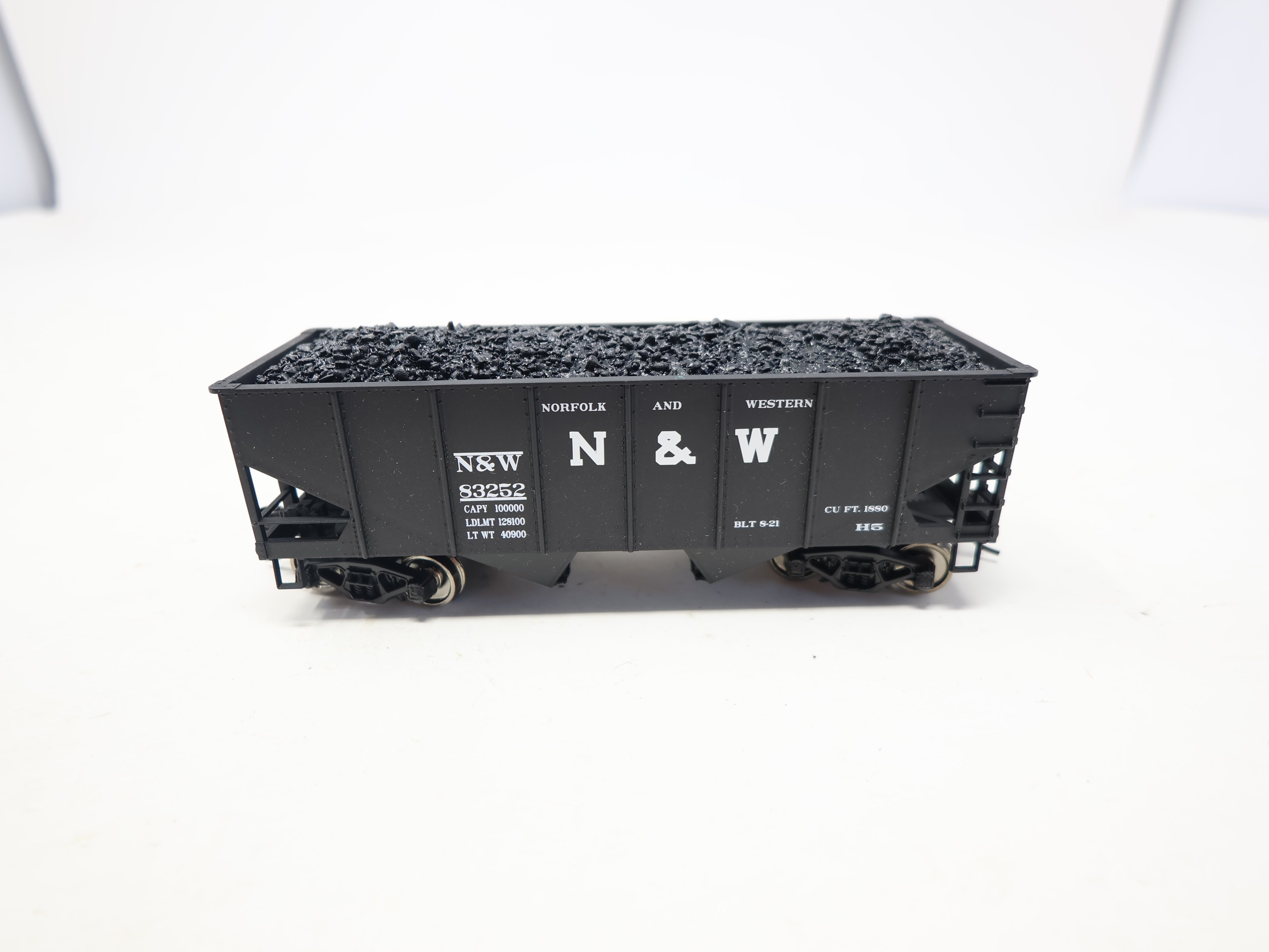 USED Accurail HO Scale, 50 Ton Hopper w/ Coal, Norfolk & Western N&W #83252