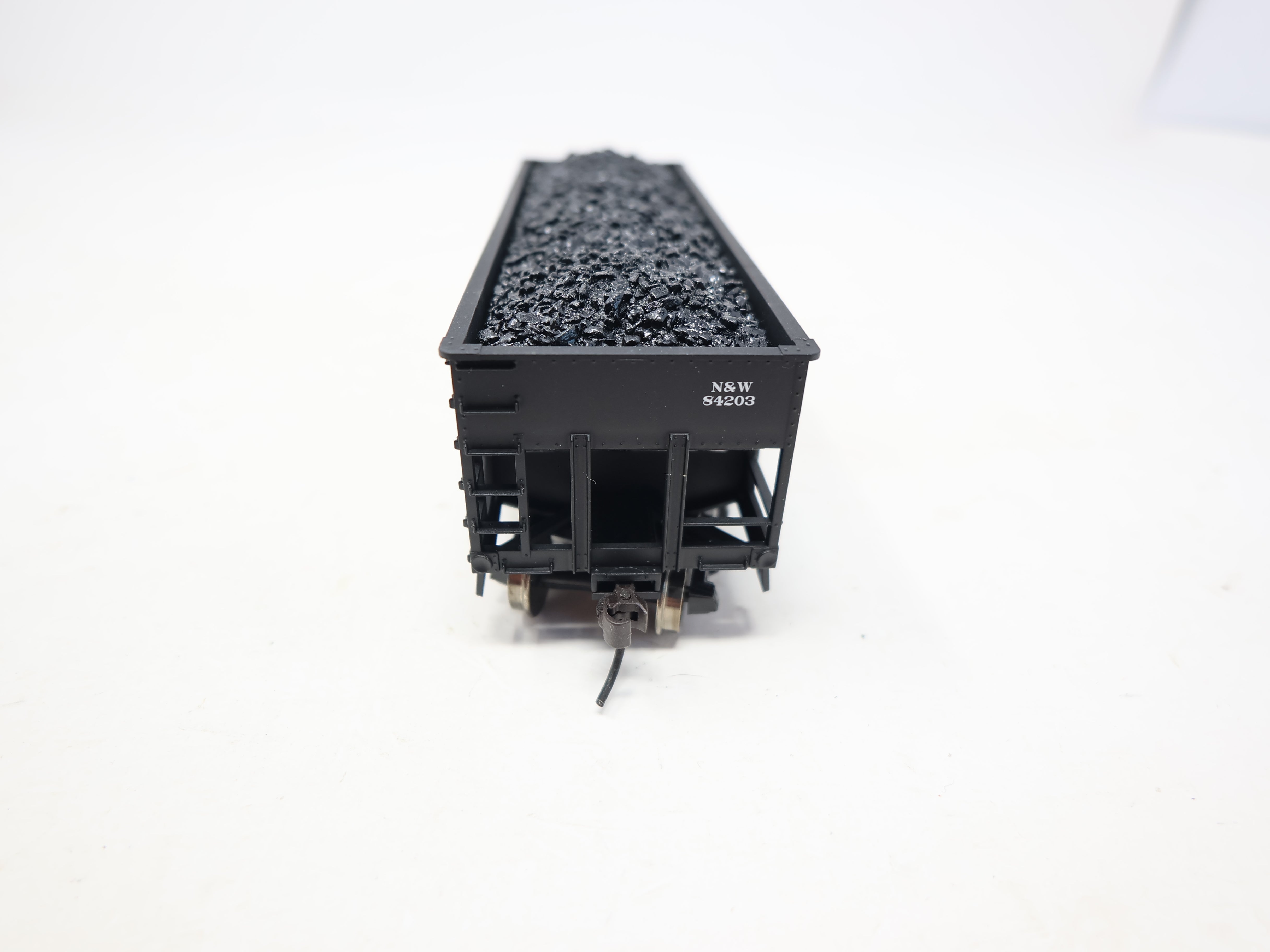 USED Accurail HO Scale, 50 Ton Hopper w/ Coal, Norfolk & Western N&W #84203