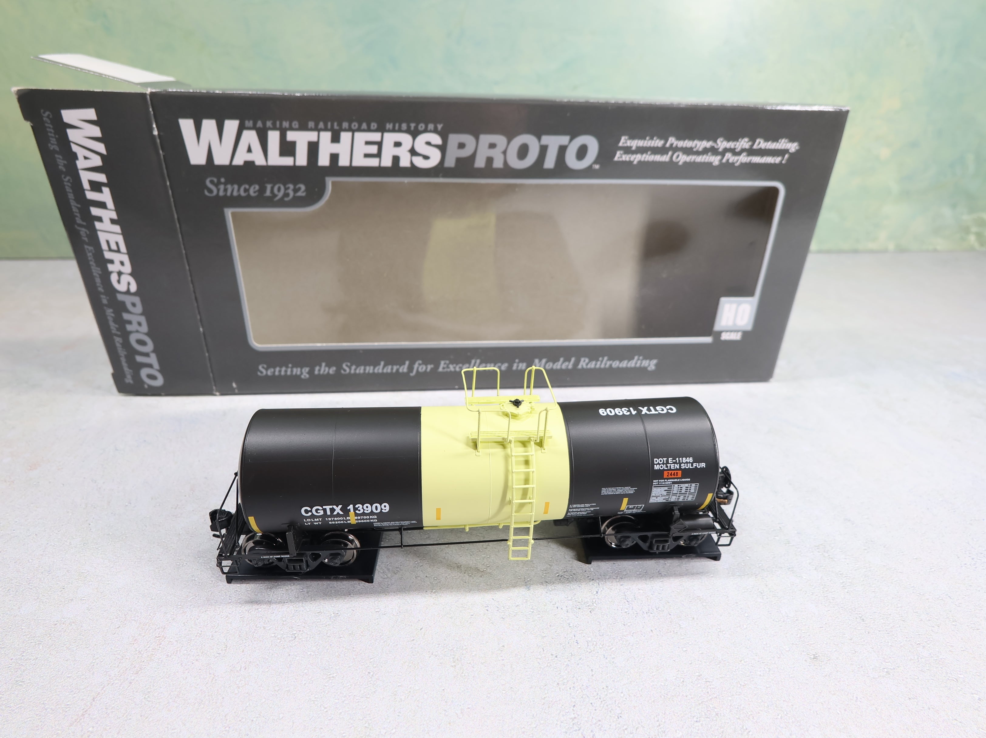 WalthersProto 920-100038 HO Scale 40' Trinity 14k Gal Molten Sulfur Tank Car General American CGTX #13909