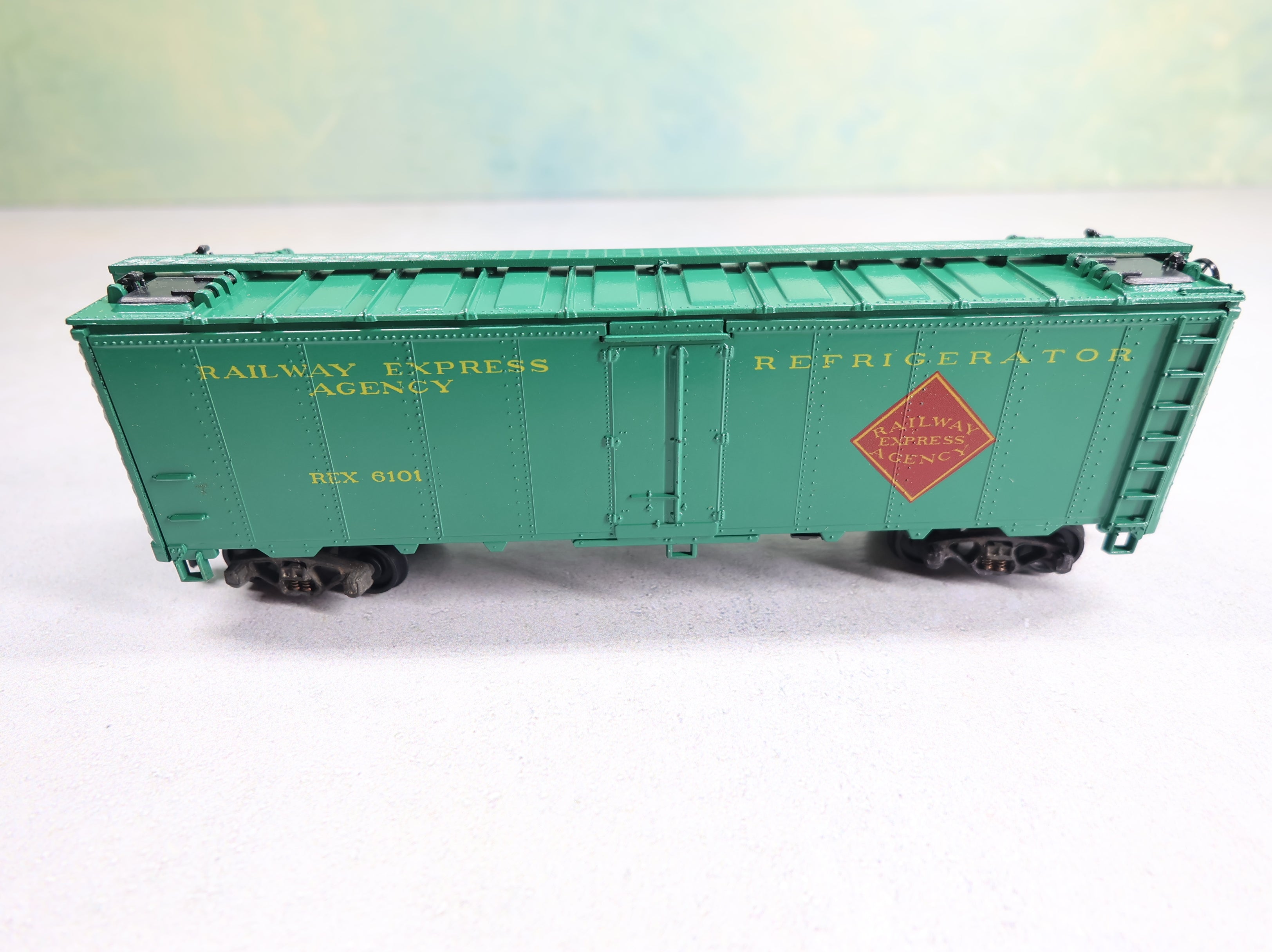 USED Athearn HO Scale 40' Reefer Box Car Railway Express Agency REX #6101