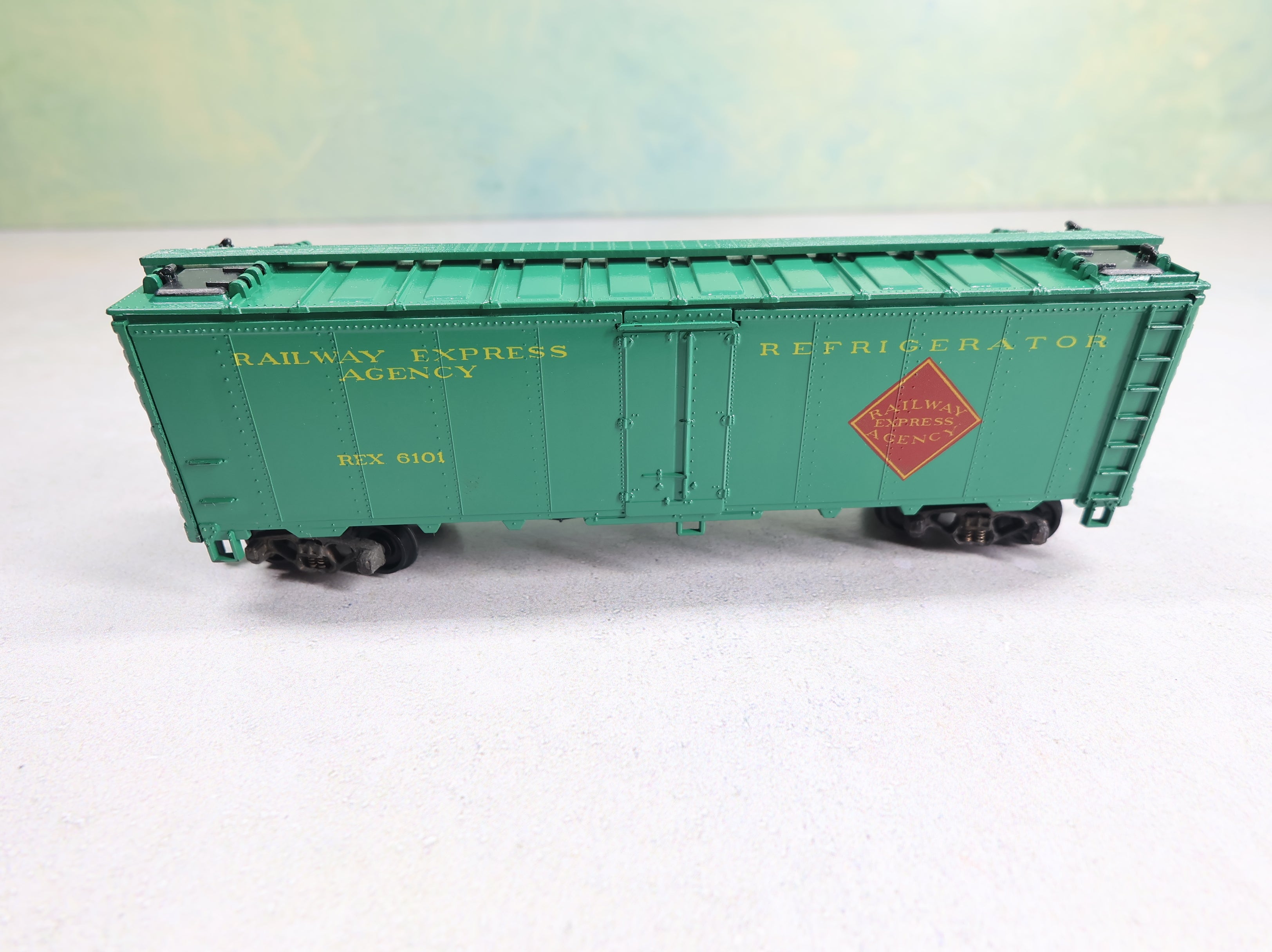 USED Athearn HO Scale 40' Reefer Box Car Railway Express Agency REX #6101